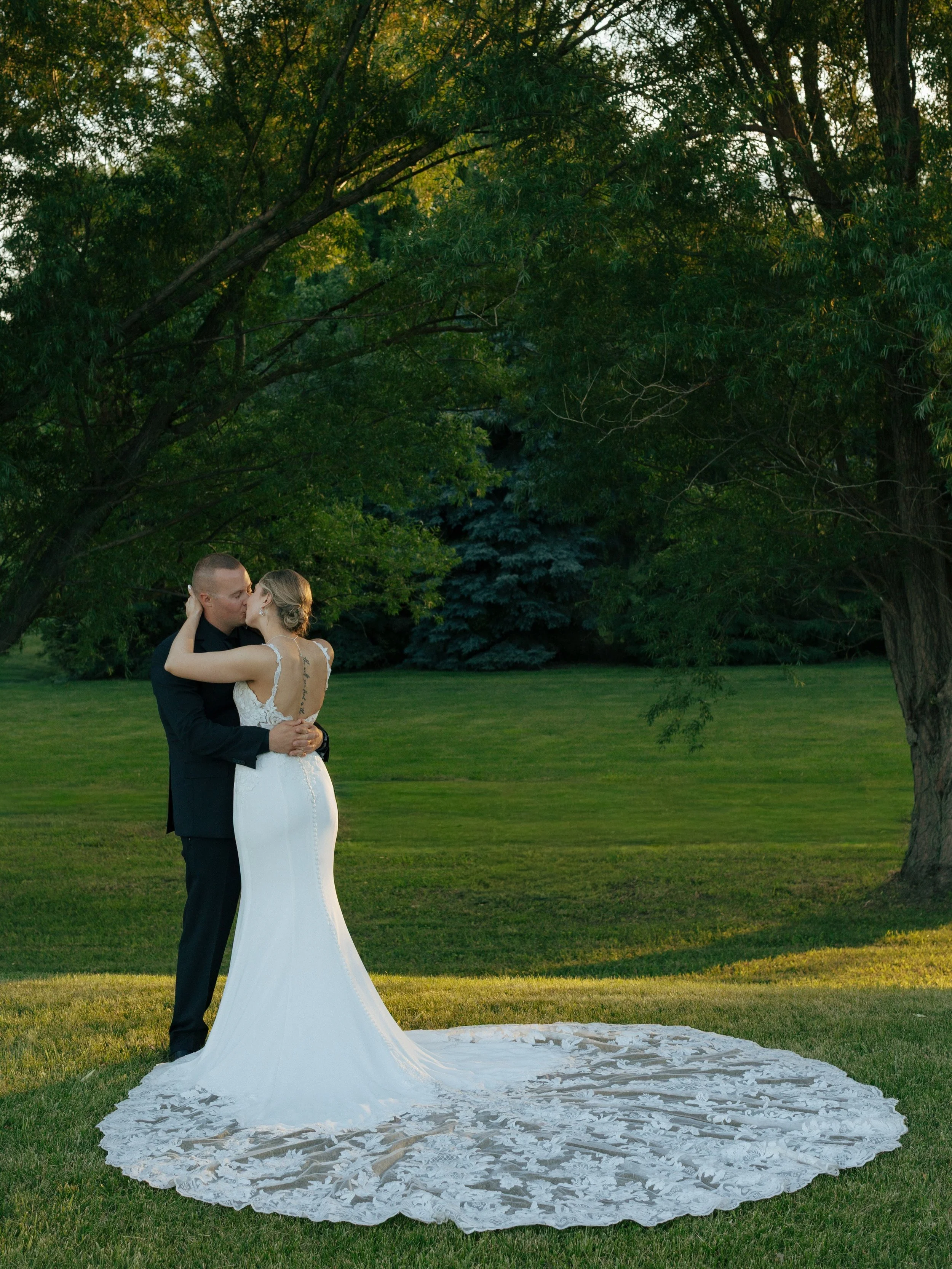It&rsquo;s finally summer garden party wedding season 💐 try saying that five times fast!! 

From Olive Garden dinner, to having their pup join the day and every giggle in between; no better way to celebrate together! 

second for the coolest @thebro