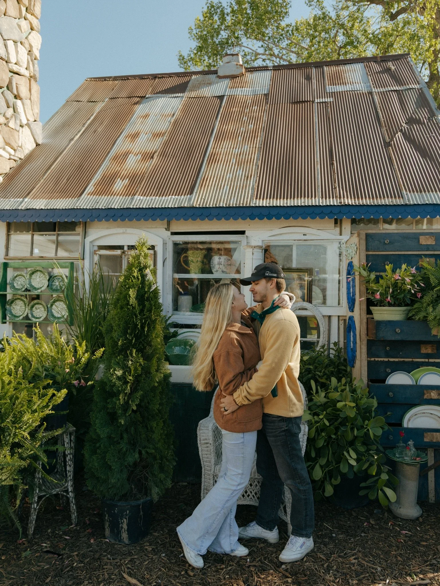 let&rsquo;s meet at the cottage ✨

#couplesphotos #couplesphotographer #candidphotos