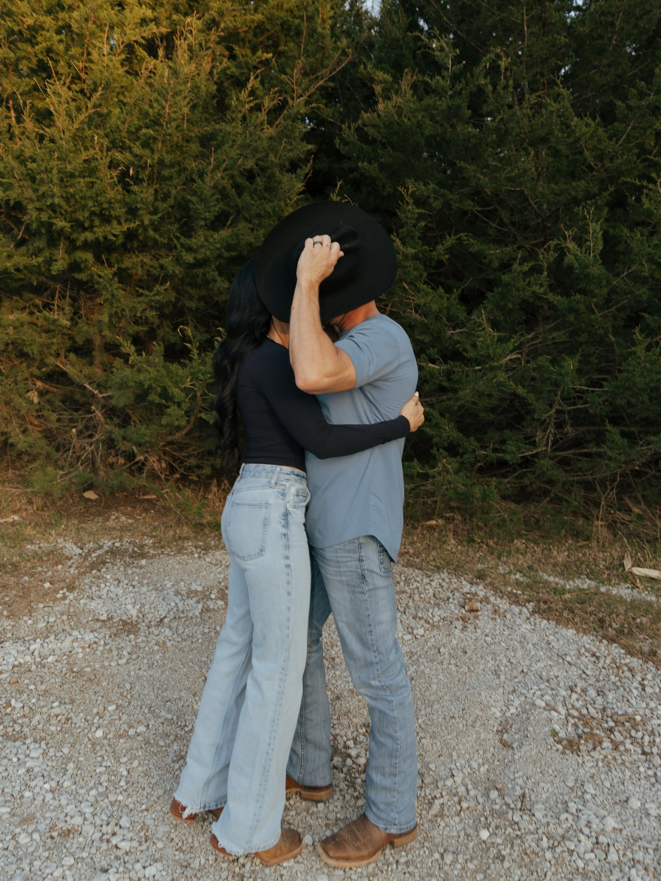 You look like you love me 🖤 

#couplesphotos #couplesphotographer #candidphotos #midwestphotographer #anniversaryphotos