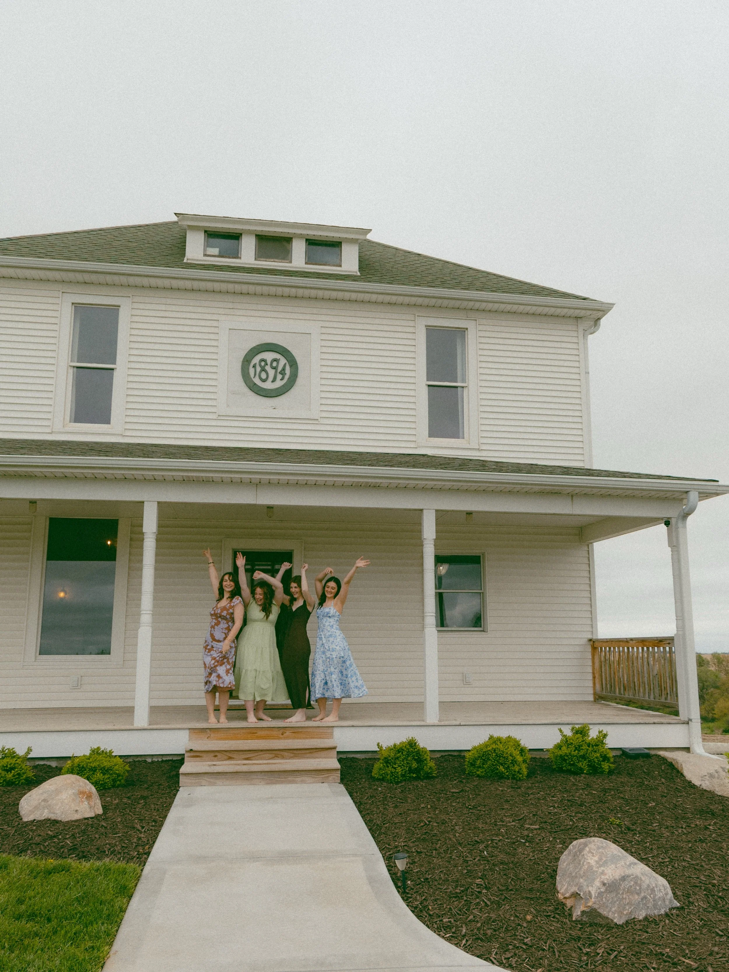 girls just wanna have fun at @veselivenue 💫 

#candidphotos #girlsdayphotoshoot #omahaphotographer #nebraskaphotographer #storytellingphotographer