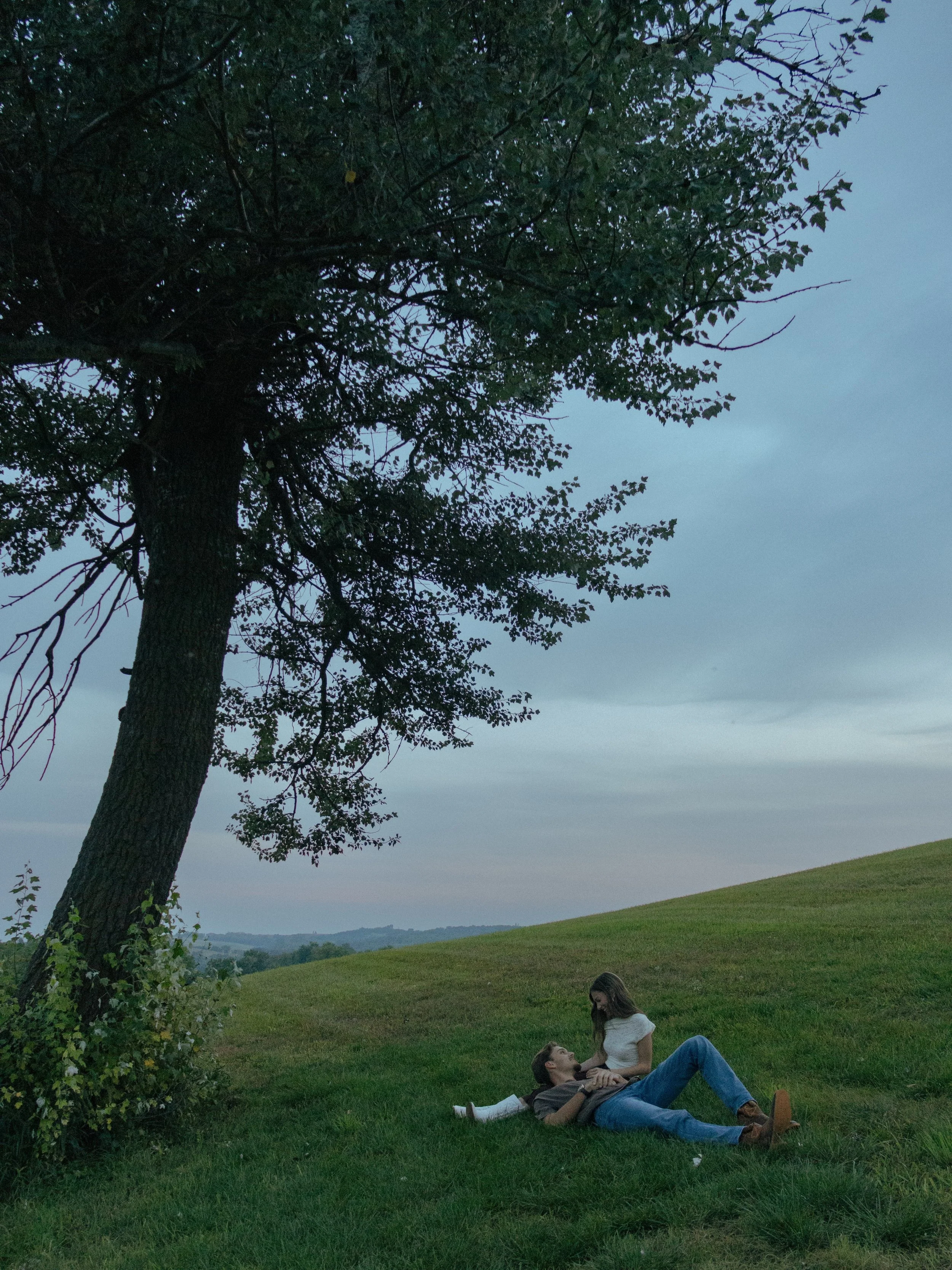 date nights on the hill &hearts;️ 

busy catching up on so many fun projects the last few weeks!! couldn&rsquo;t help thinking back to this perfect evening with E + J late last summer ✨ 

#couplesphotos #storytellingphotographer #cinematicphotographe