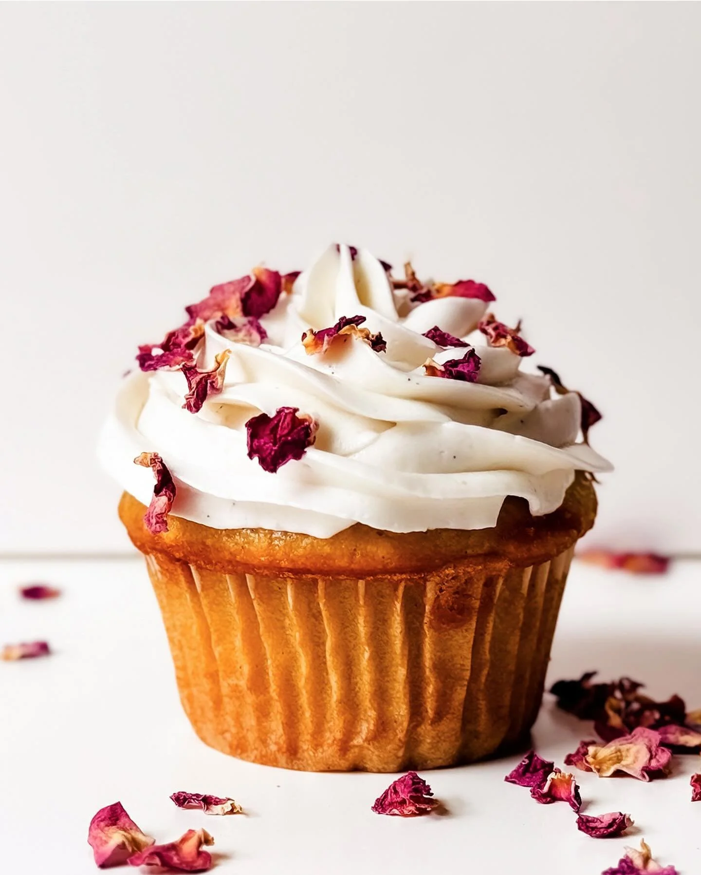 Let&rsquo;s take a moment for these rose cardamom cupcakes🌹🧁
Did you know: Cardamom has antioxidant and diuretic properties, which may help lower blood pressure. It also has anti-inflammatory properties that can help reduce pain associated with art