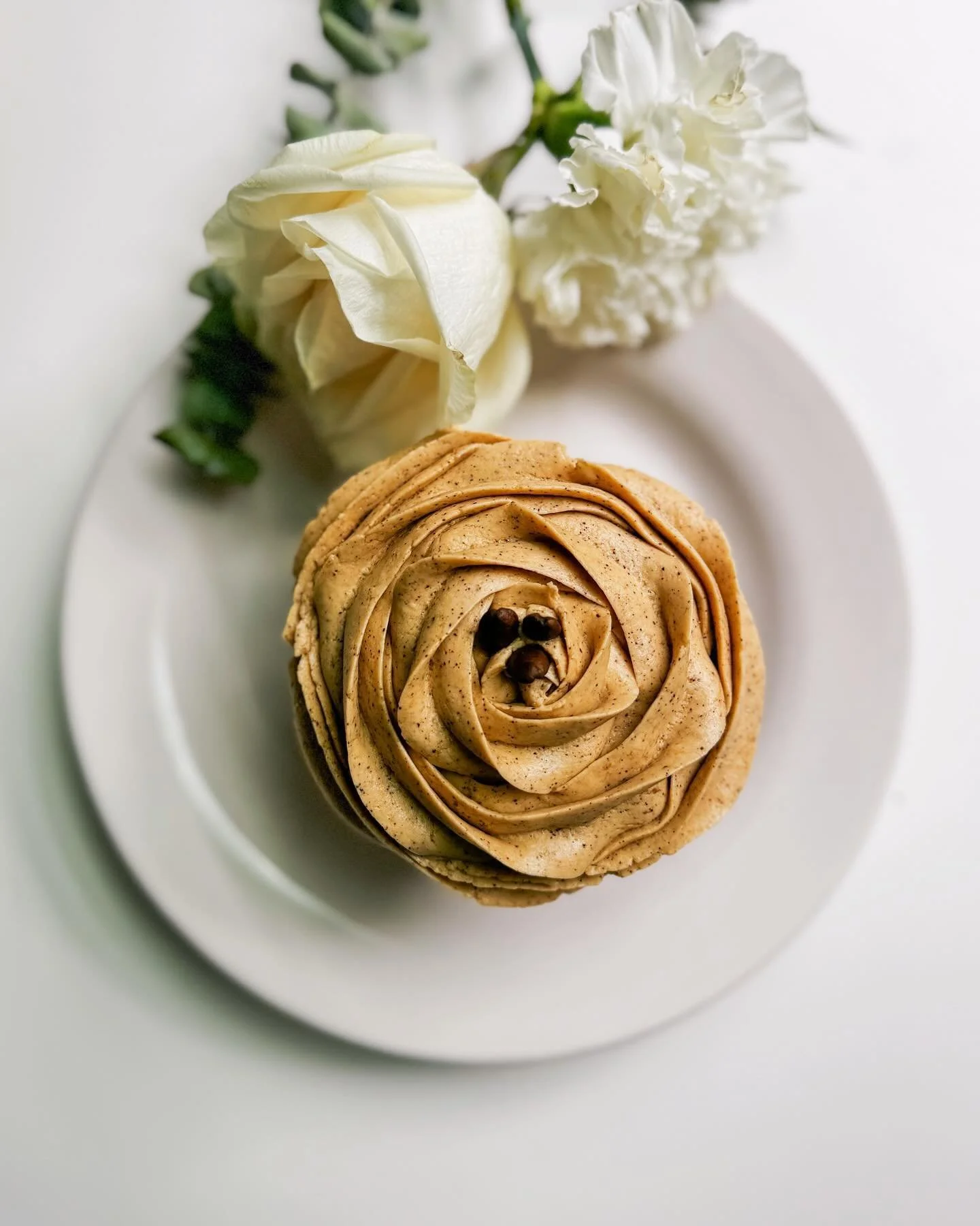 Calling all of my espresso fans: I know it isn&rsquo;t the same as an end of week espresso martini 🍸 &hellip;BUT I think this Chocolate Espresso cupcake is a good way to start (or end) your Friday ☺️ made with a rich chocolate cake and topped with a