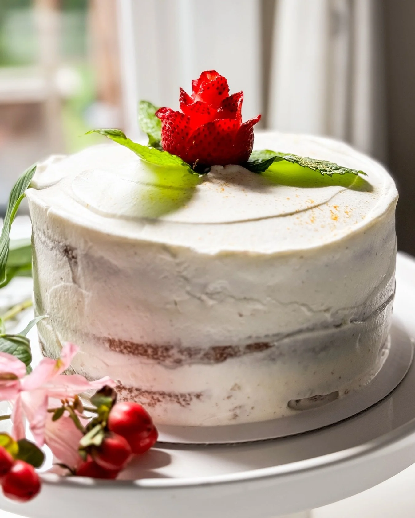 👋🏼 HELLO, beautiful friends! We are rested. We are re-energized. We are a little toasty 🌞 but we are ready to bake for you! Summer is here and I am here for it. Treat yourself and order a cute little cake or batch of lemon bars, maybe some lavende