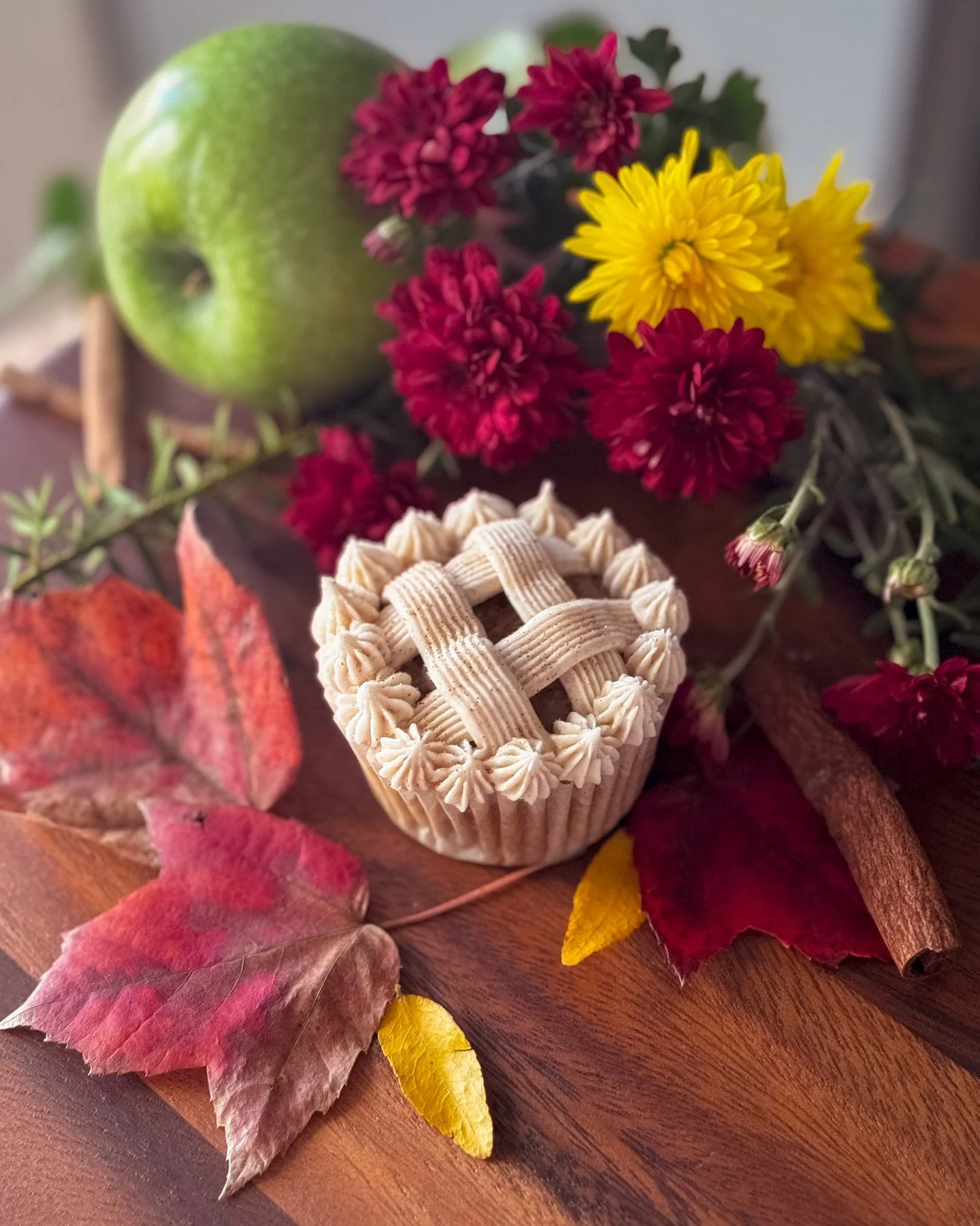 🍎🥧 Apple Pie Cupcakes 🥧🍎

It&rsquo;s apple picking season! So of course I&rsquo;ve got just the dessert for you 🤗 These Apple Pie Cupcakes 🧁 are a cozy fall spice cake filled with real apple pie filling, topped with a cinnamon buttercream and s