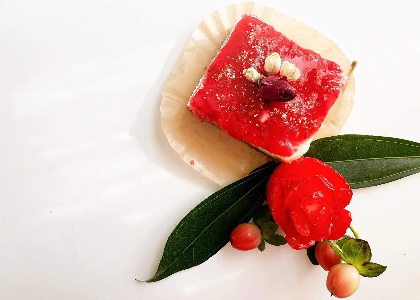 🍓It&rsquo;s strawberry season, folks! And what better way to kick it off than a nice slice of strawberry rhubarb cheesecake? 🍰 I got the chance to make these bars for my friends @the.davery and @thebestest_username last week and I&rsquo;m hoping I&