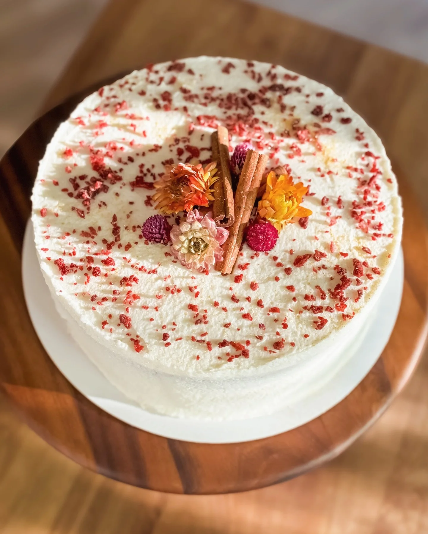 &hearts;️🌹 Red Velvet Cake | Gluten/Dairy Free 🌹&hearts;️

I recently had the pleasure of baking an anniversary cake for my friend Katie and her family. It was a 2 layer GF/DF red velvet cake with vegan cream cheese frosting. I may or may not have 