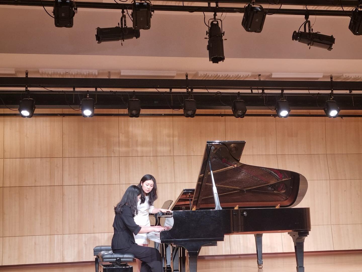 Had a wonderful time working with the students at #sangmyunguniversity. Totally unplanned but perfectly matched in B&amp;W 🖤🤍🎹 

#piano #masterclass #blackandwhite #perfect #fun #chopin #schumann #scriabin #questions #pianopractice #상명대 #피아노 #마스터클