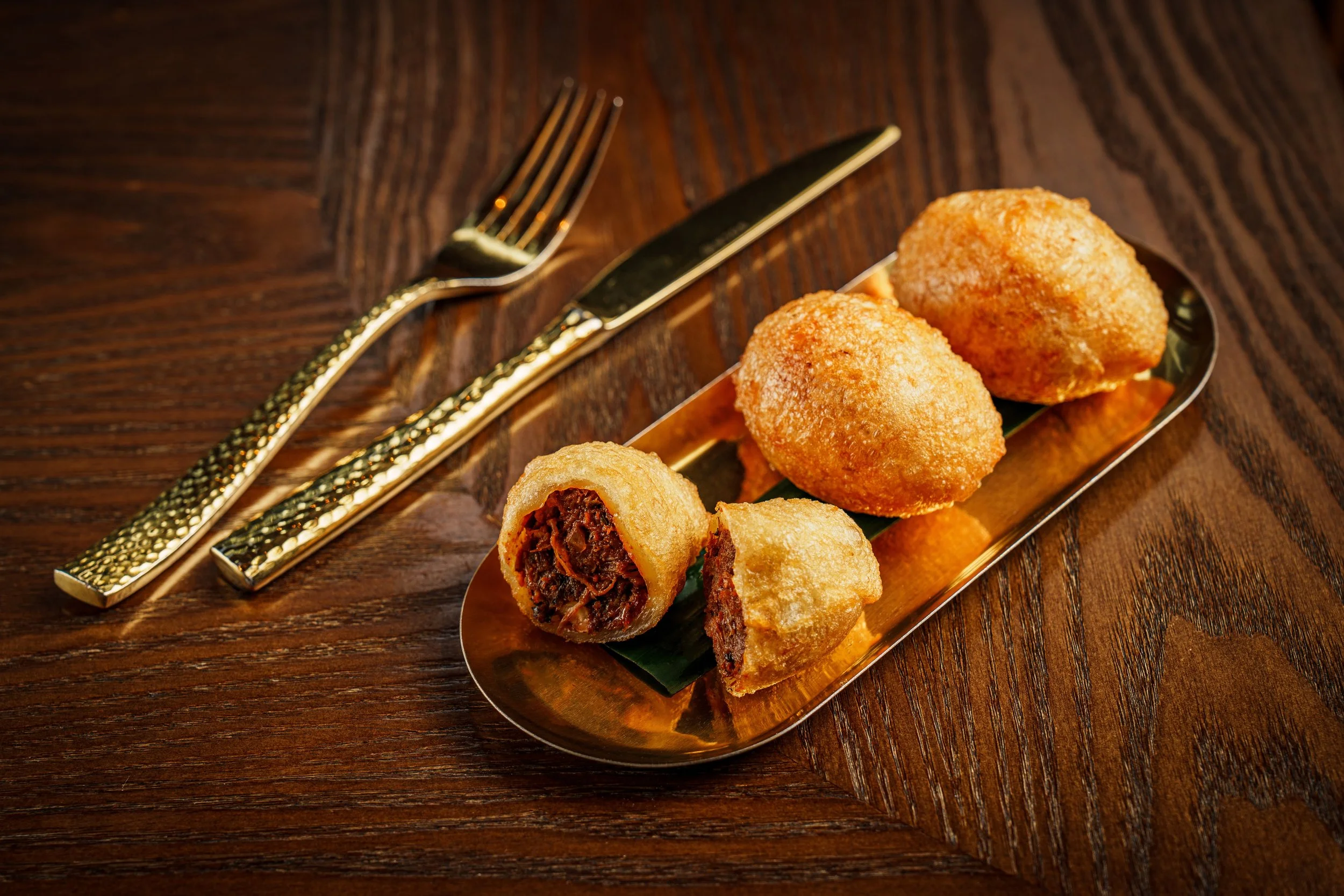 Inspired by Hong Kong’s traditional teahouses, this reimagining of a classic dim sum glutinous dumpling is filled with spiced Indian lamb mince, blending Cantonese comfort with Indian depth.
