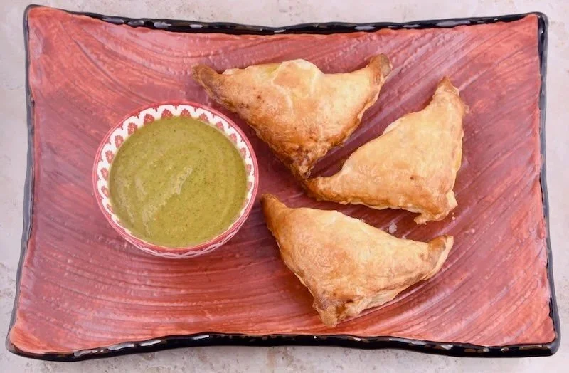 Delicious samosas to brighten your day! Their story starts in Granada, Spain and ends in India! Read all about it on my new blog post, link in bio