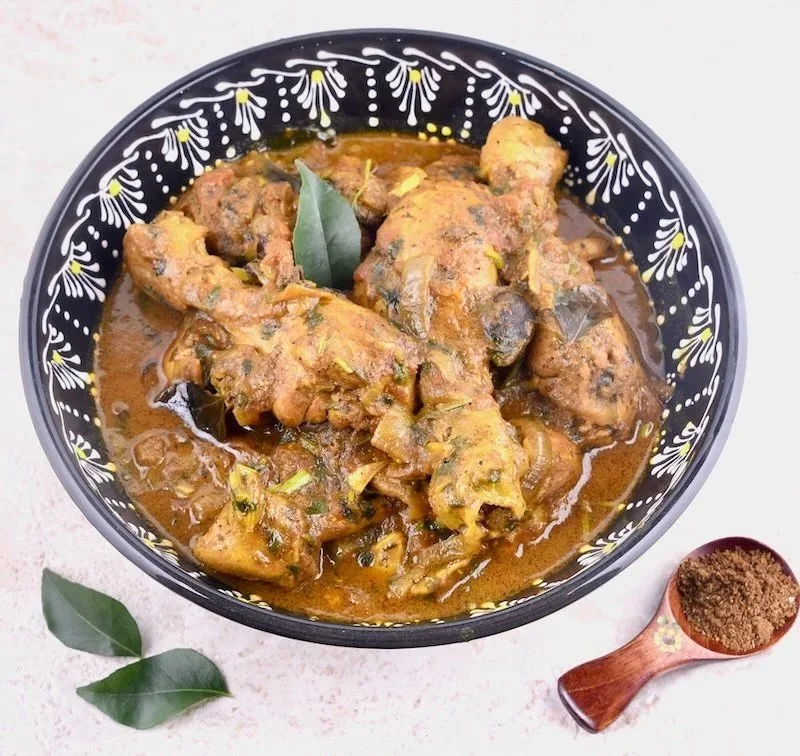 A delicious coconut chicken curry with smoky notes of roasted spices, coming to you all the way from Sri Lanka! Recipe on my blog, link in bio, check it out!