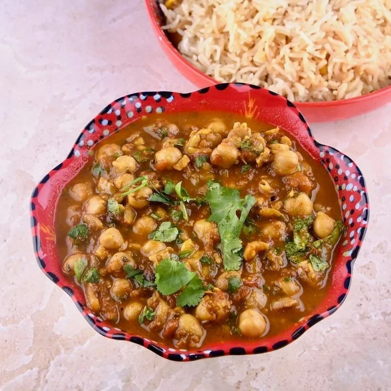 Delicious Chana Masala for Sunday lunch! Find the recipe and story on our trip to Udaipur, Rajasthan in the link in bio with gorgeous camel pics!