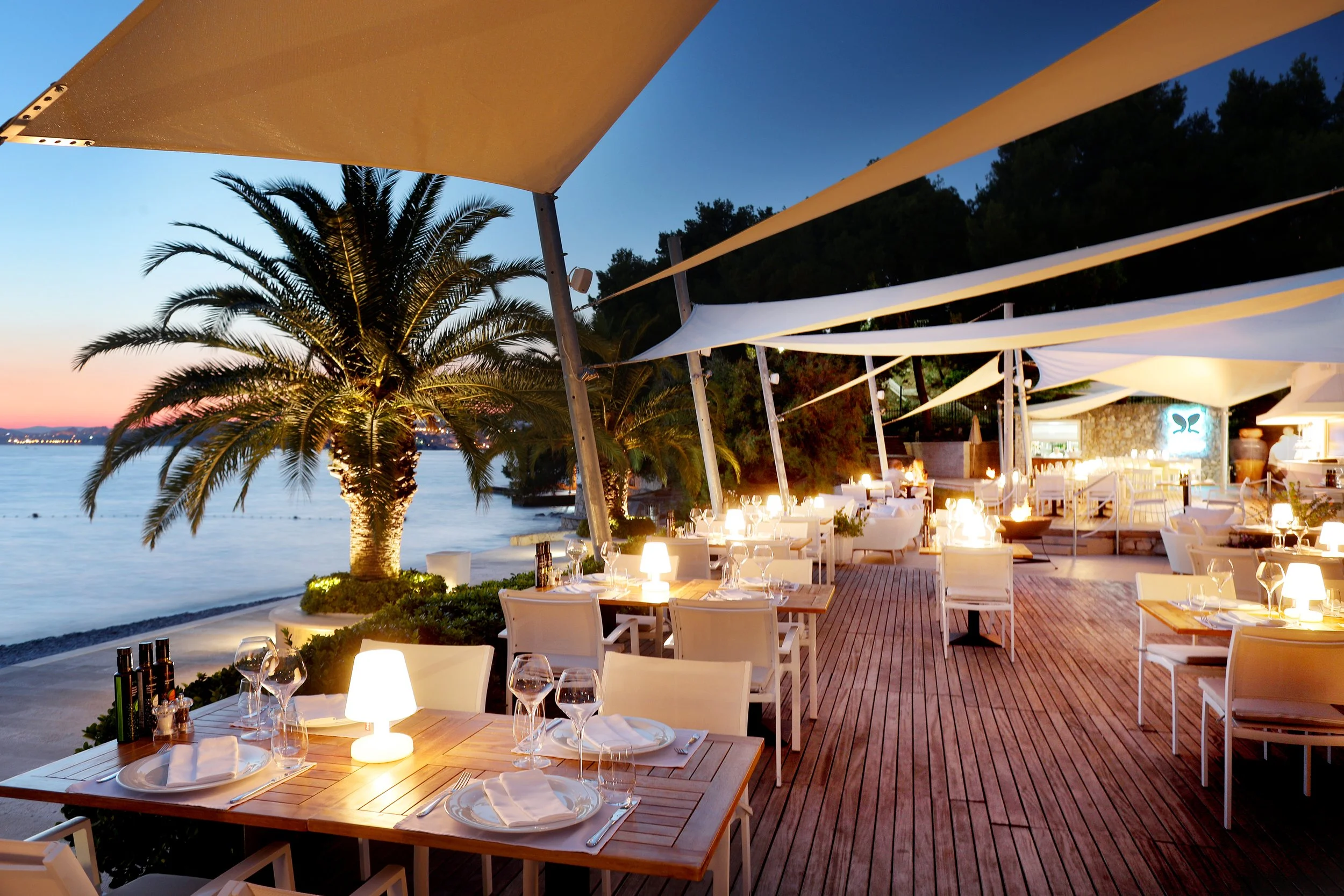 7 palms restaurant 2.jpg