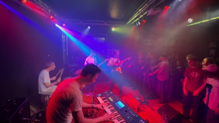 @kulturensdoegn i Ungdomshuset No.2
@musik_ungdomshuset @spillestedet @kulturbooking @ungodense @otownfestival @kulturensdoegn @byensunge @tricep.band @zynergi_the_band @rasmuskc @c_a_p_y_official @nanna_jorg_art @amandra.art @electric_blue_music_