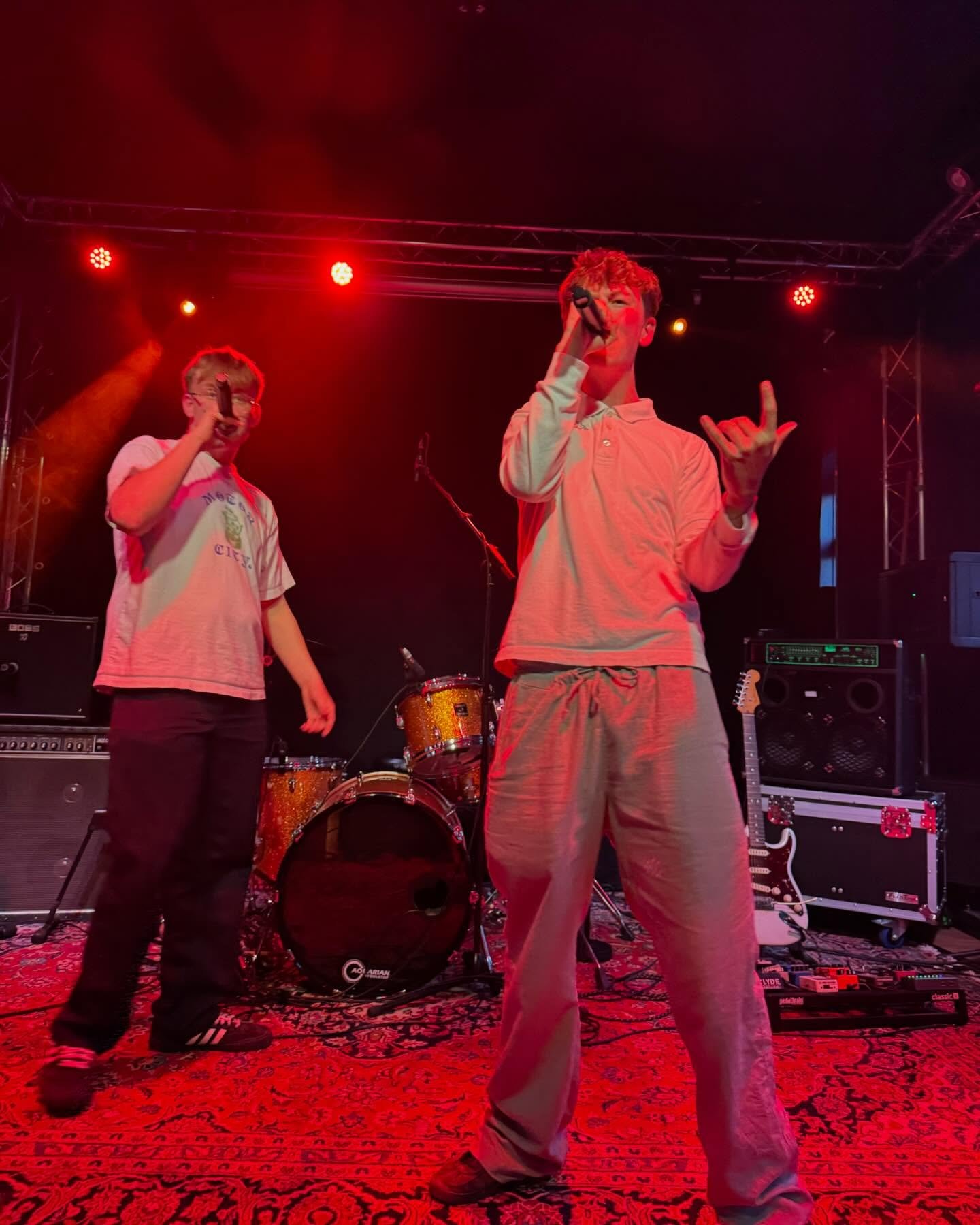 @kulturensdoegn i Ungdomshuset π₯°π₯³
@kulturensdoegn @spillestedet @otownfestival @kulturbooking @musik_ungdomshuset @ungodense @byensunge @tricep.band @rasmuskc @c_a_p_y_official @zynergi_the_band @nanna_jorg_art @amandra.art @sfx_alex @electric_blu
