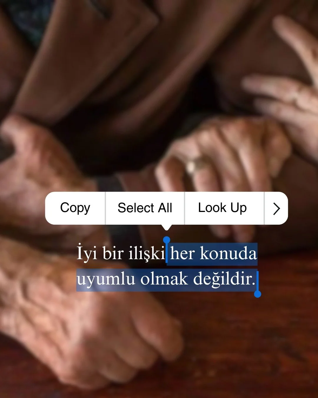 &Ccedil;ift terapisinde en net g&ouml;rd&uuml;ğ&uuml;m&uuml;z şey şu:
Doğru partneri bulamamak &ccedil;oğu zaman şans meselesi değil, kendini yeterince tanımamakla ilgili.

&Ccedil;&uuml;nk&uuml; insan neyi tolere edebildiğini, nerede k&uuml;&ccedil;