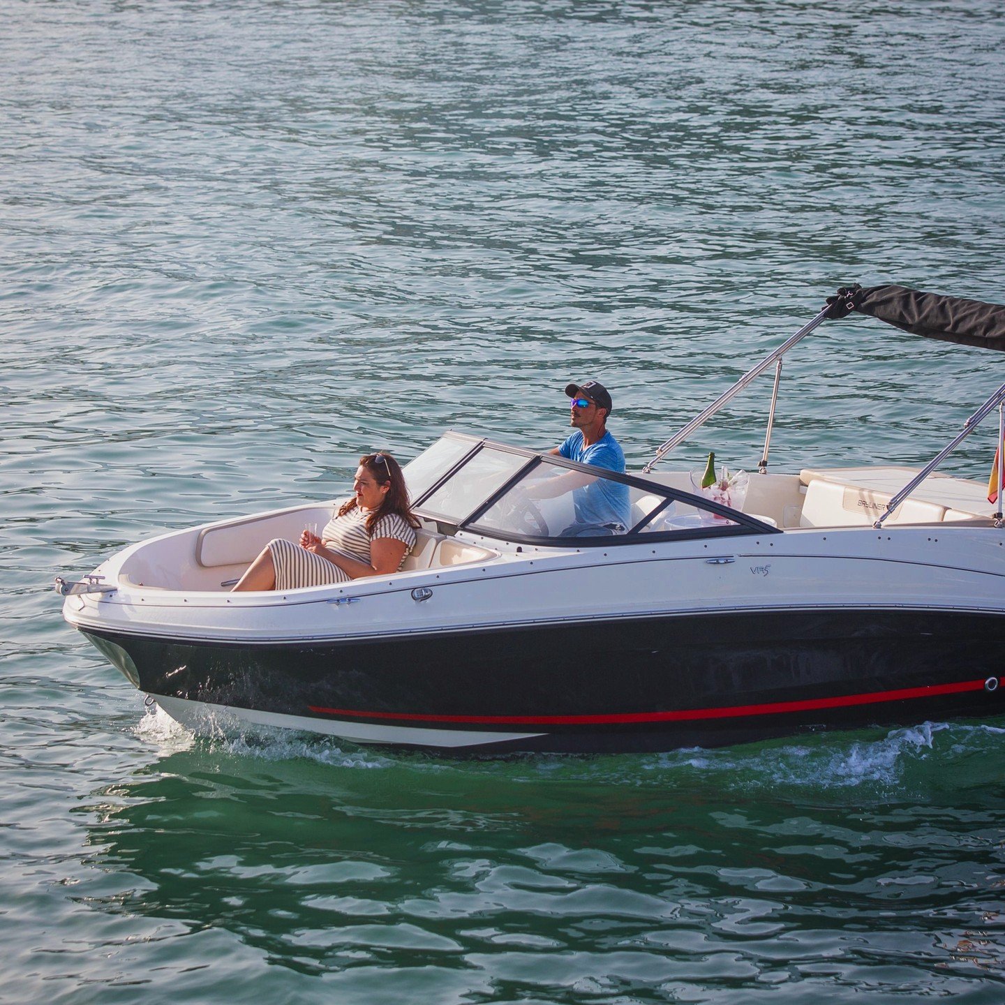 Alquila el barco Bayliner VR5 para un paseo de 4 horas y disfruta de una experiencia &uacute;nica a tu propio ritmo. Explora la prestigiosa Milla de Oro de Marbella en una embarcaci&oacute;n de 6 metros, si cuentas con la licencia de navegaci&oacute;