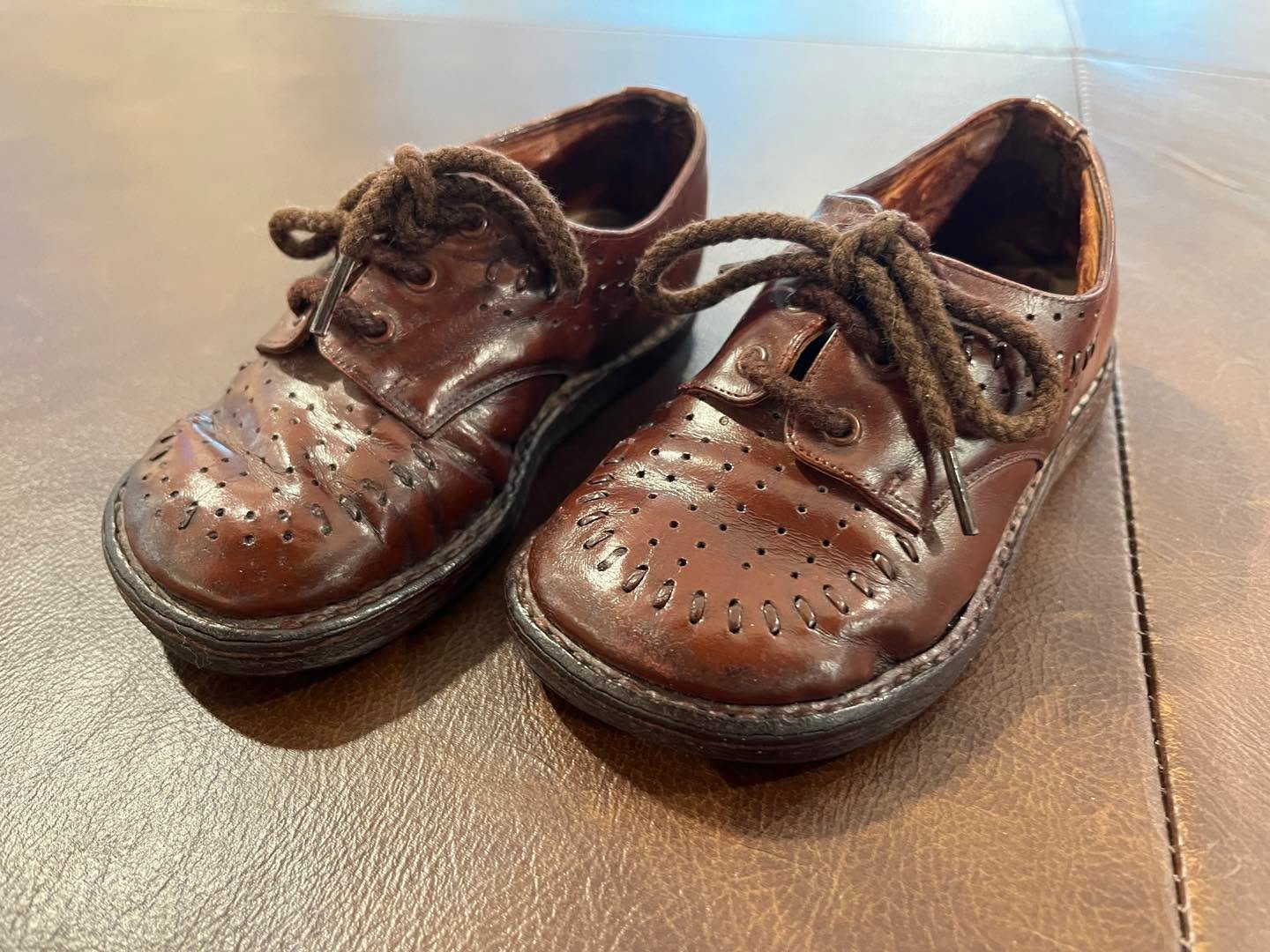 Te leuk 🥰

Trouwe klant nam haar kinderschoenen mee om ons te laten zien. 
75 jaar oud en erg mooi bewaard

Dank u wel mevr. Jagtenberg
