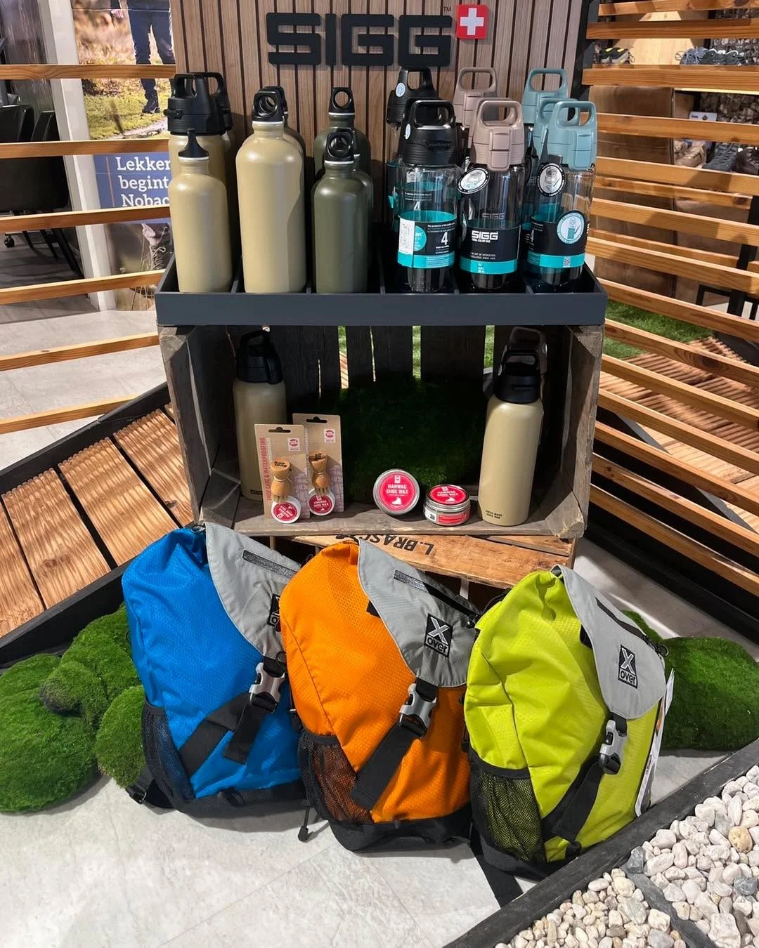 De accessoires  uit de wandelhoek 
- X over rugzakken 
- Sigg waterflessen
- Wandelwol
- Onderhoud