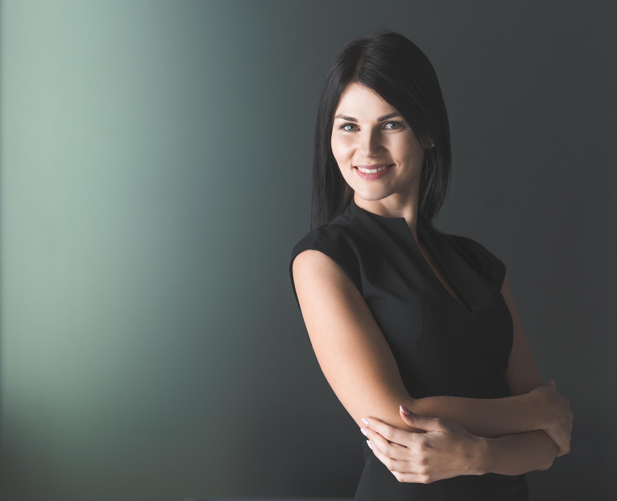 modern-business-lady-standing-office-photo-with-copy-space.jpg