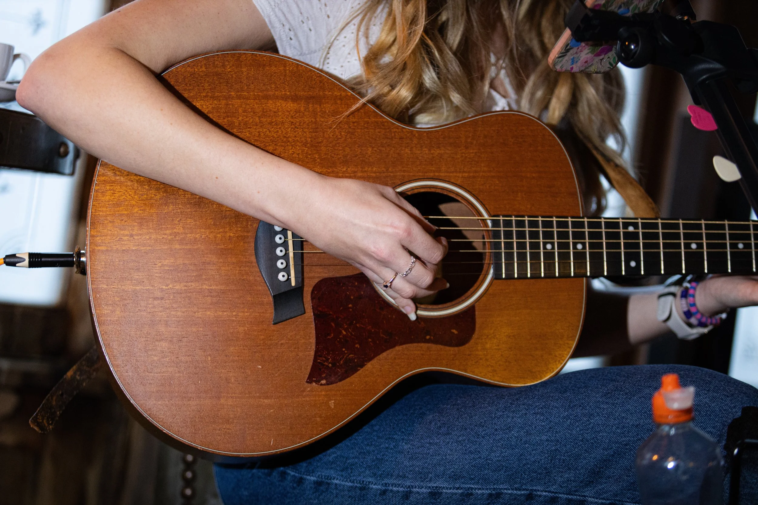 Louise Parker performing an acoustic set at MuMu in Maidstone during the Miserable in Paris UK tour.