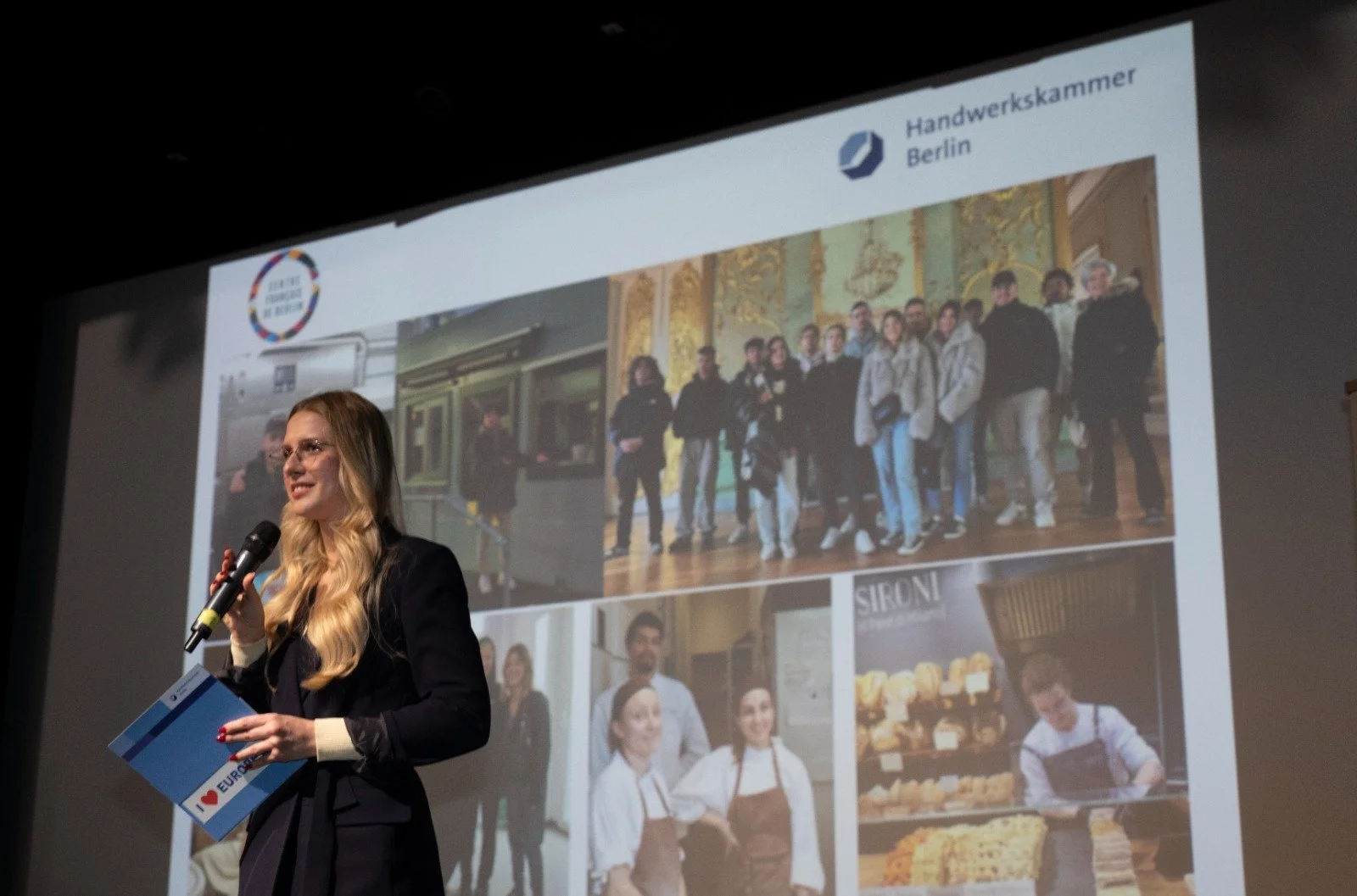 Souveräne Moderatorin Wirtschaft auf Bühne