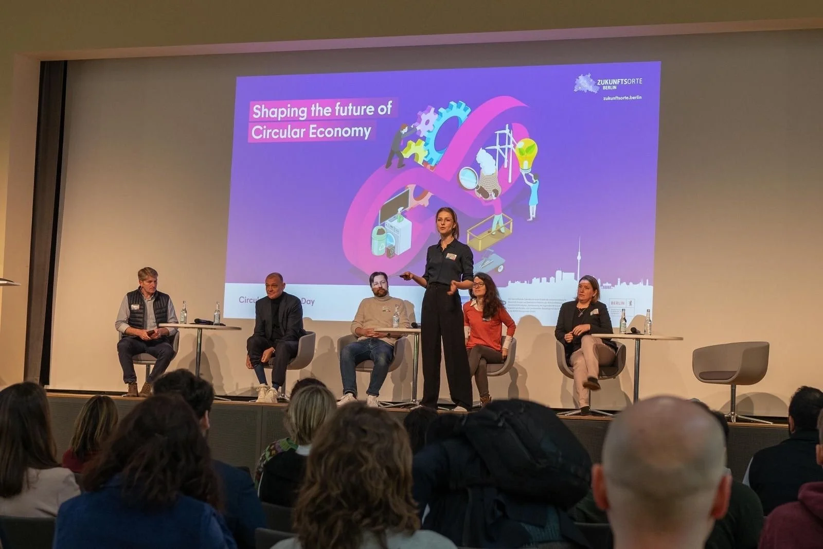 	Moderatorin Wirtschaft im Dialog mit Panelgästen