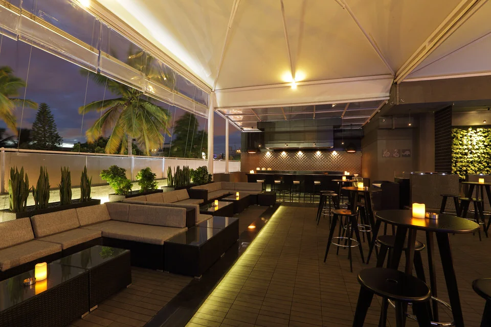   Troika is a spacious bar with a great view, exactly the kind of uncrowded place to hang out in peace. It has a variety of seating arrangements centered around an island bar and is open on all sides, making it a picturesque sight in the evenings. Wo