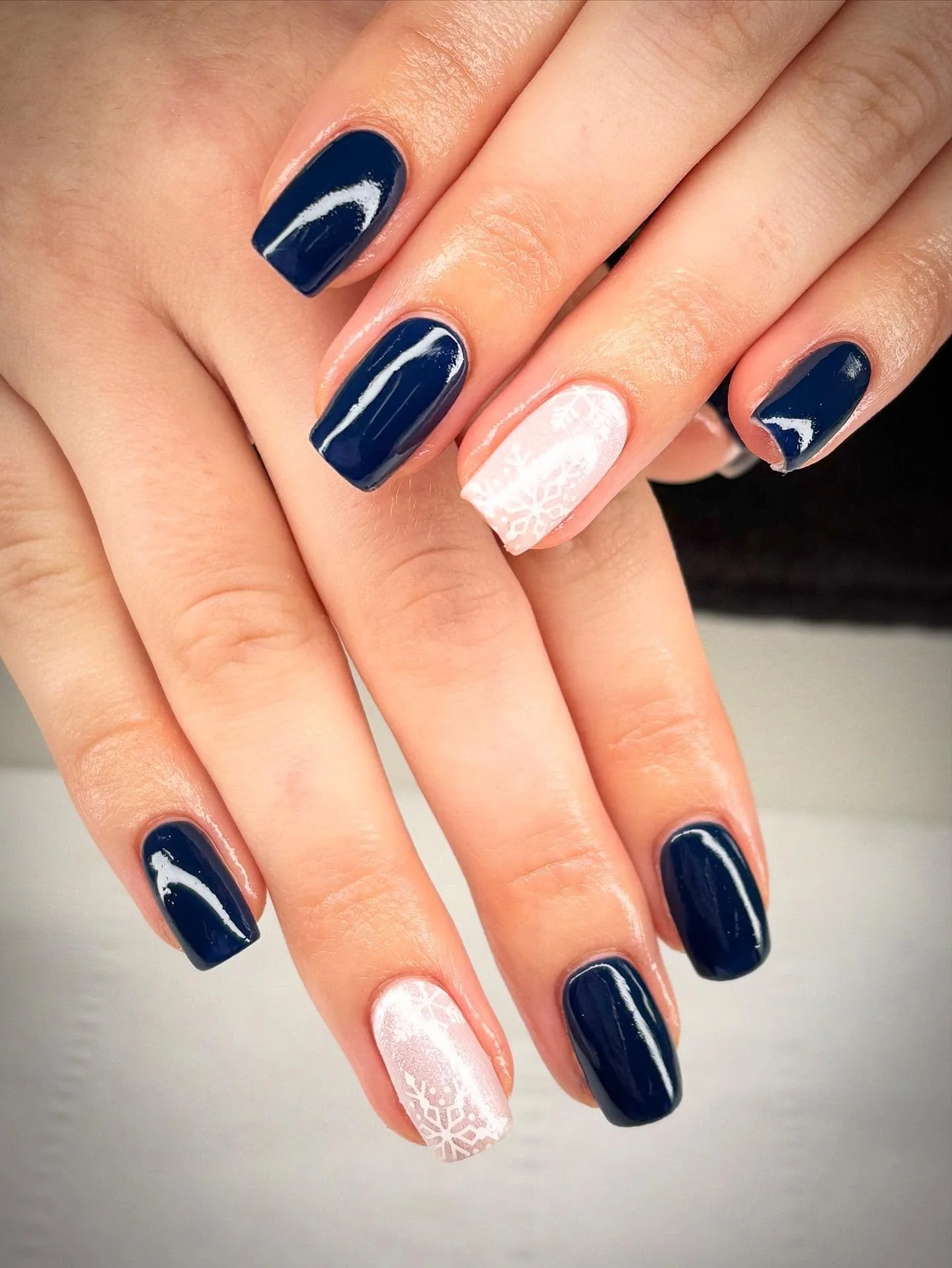 💙💙 A M E L I A 💙💙
Winter is here.. deep blues and frosty accent fingers throwing us into winter vibes! #winterwonderland #winternails #nails #blue #frosty #magpiebeauty #everythingmagpie 
@magpie_beauty 
@ameliamaexox