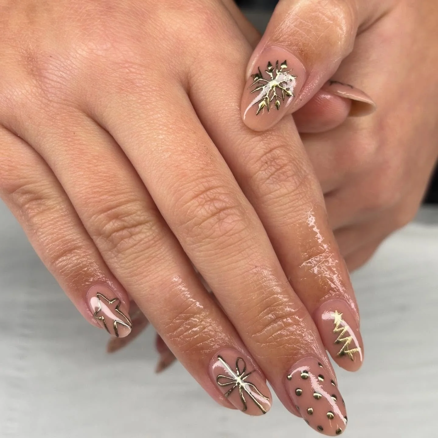 💛💛 L A U R E N 💛💛
These had so much love on my stories I thought they deserved a place on the grid! Gold chrome Christmas detailing on a gorgeous nude base on natural nails. 
#everythingmagpie #christmasnails #naturalnails #biab #suffolknails 
@m