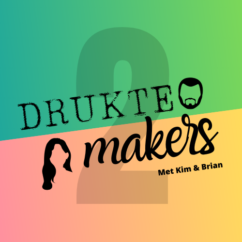 Logo voor een podcast genaamd 'Druktemakers' met illustraties van een vrouw en een man, en de tekst 'Met Kim & Brian'.
