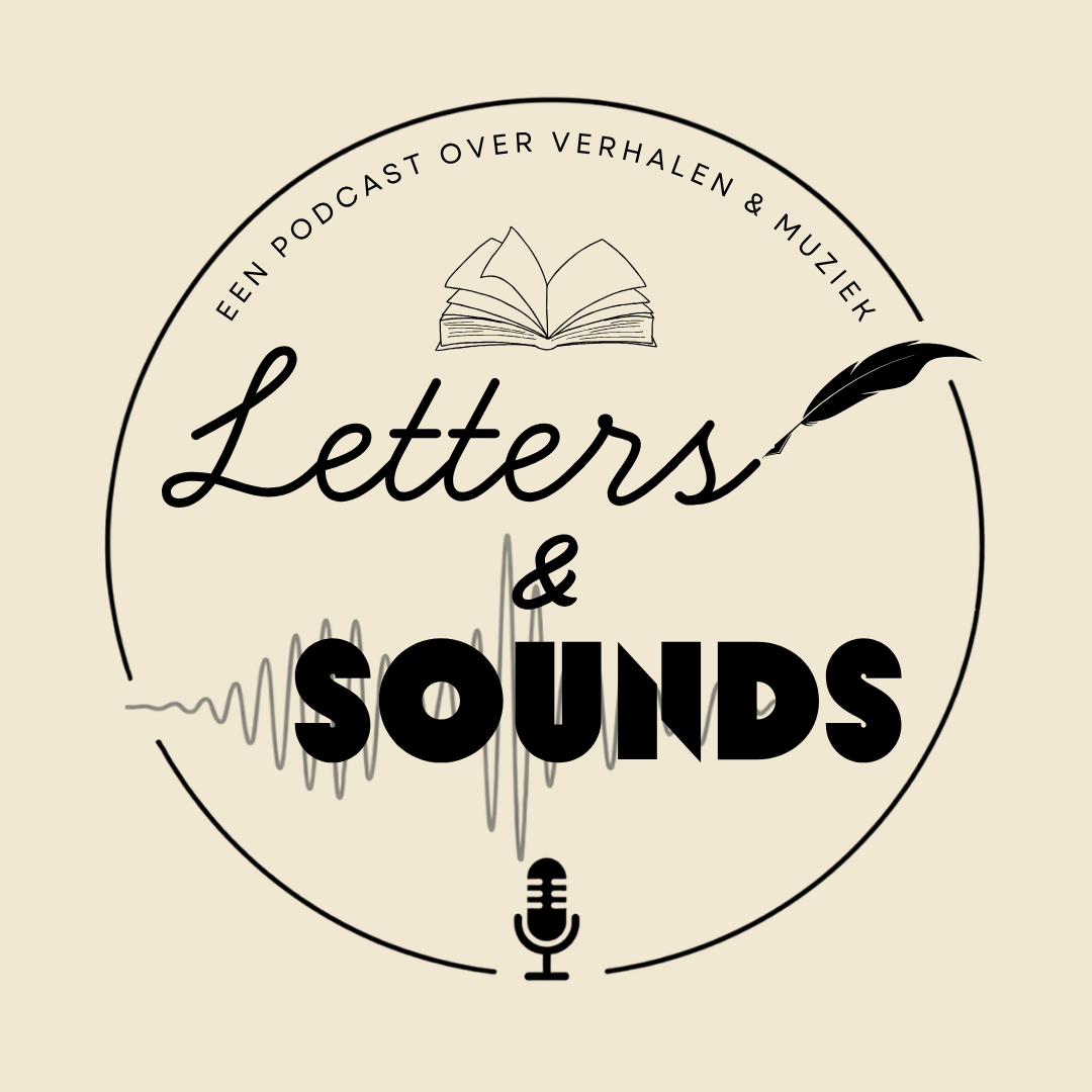 Logo voor een podcast genaamd 'Letters & Sounds', met een open boek, een pen, een microfoon en geluidsgolven, allemaal binnen een cirkel op een lichte achtergrond.