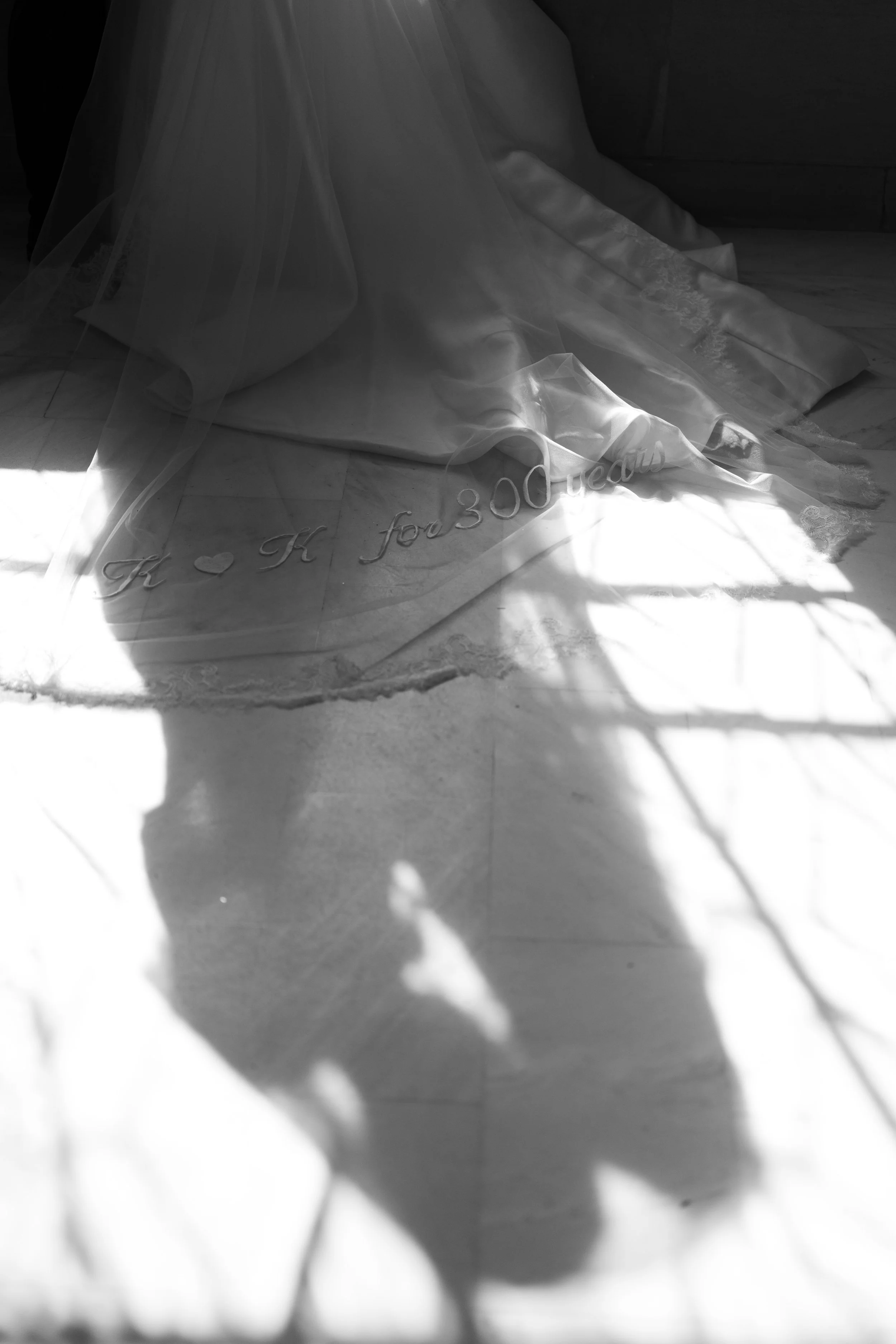 Luxury wedding couple ceremony photographed at San Francisco Courthouse by Heirloom Foto
