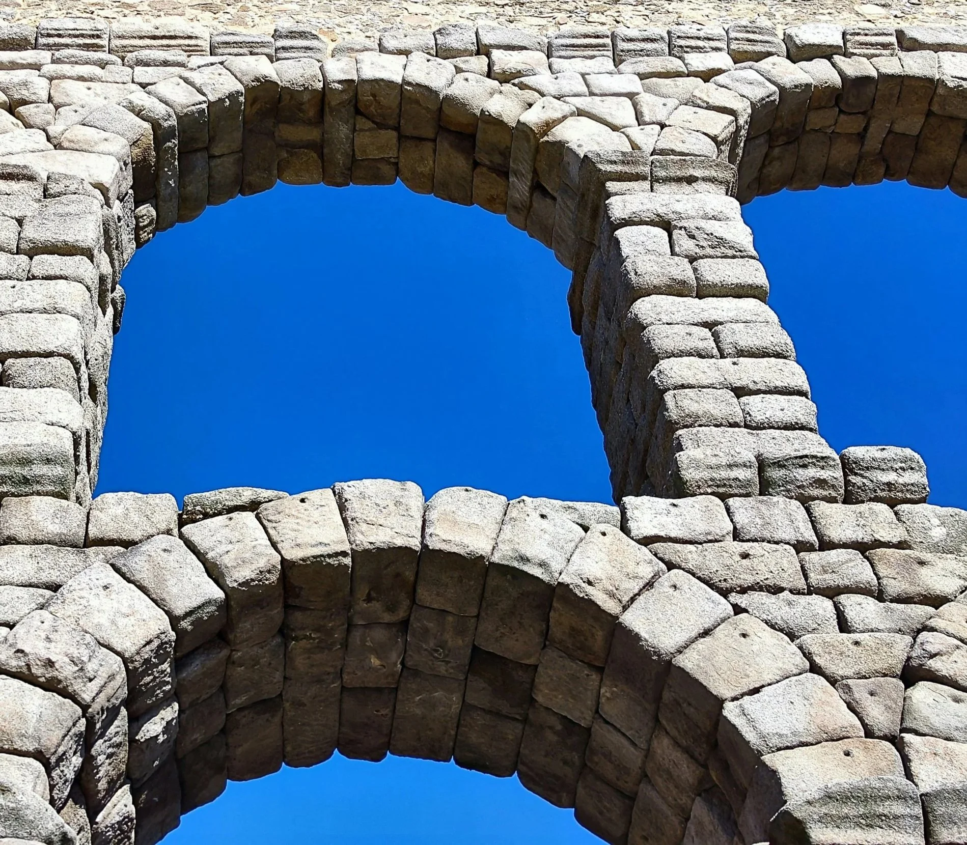 Roman aqueduct keystone arch illustrating critical dependencies in infrastructure design and resilience engineering
