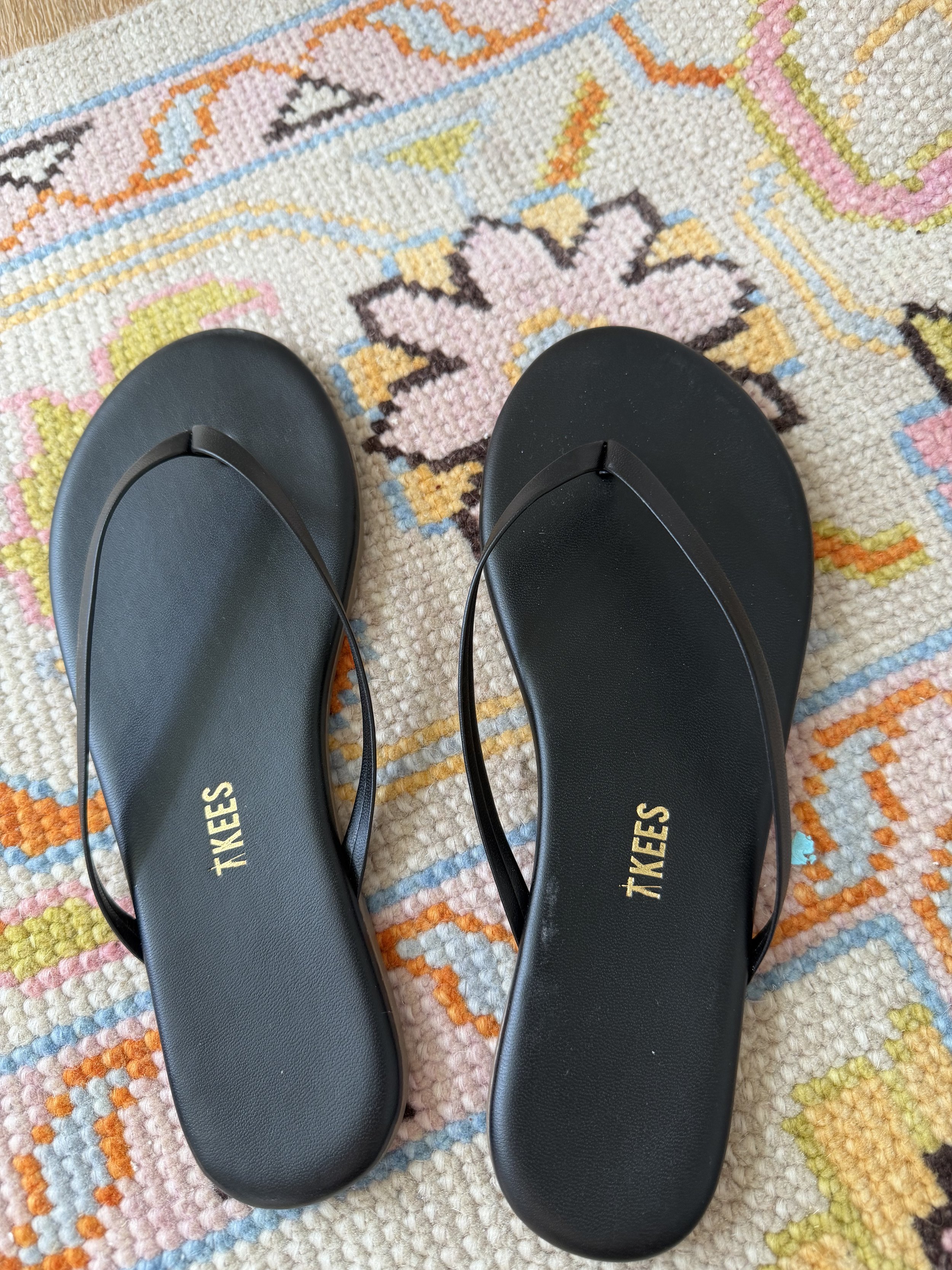 Tkees black flip flops