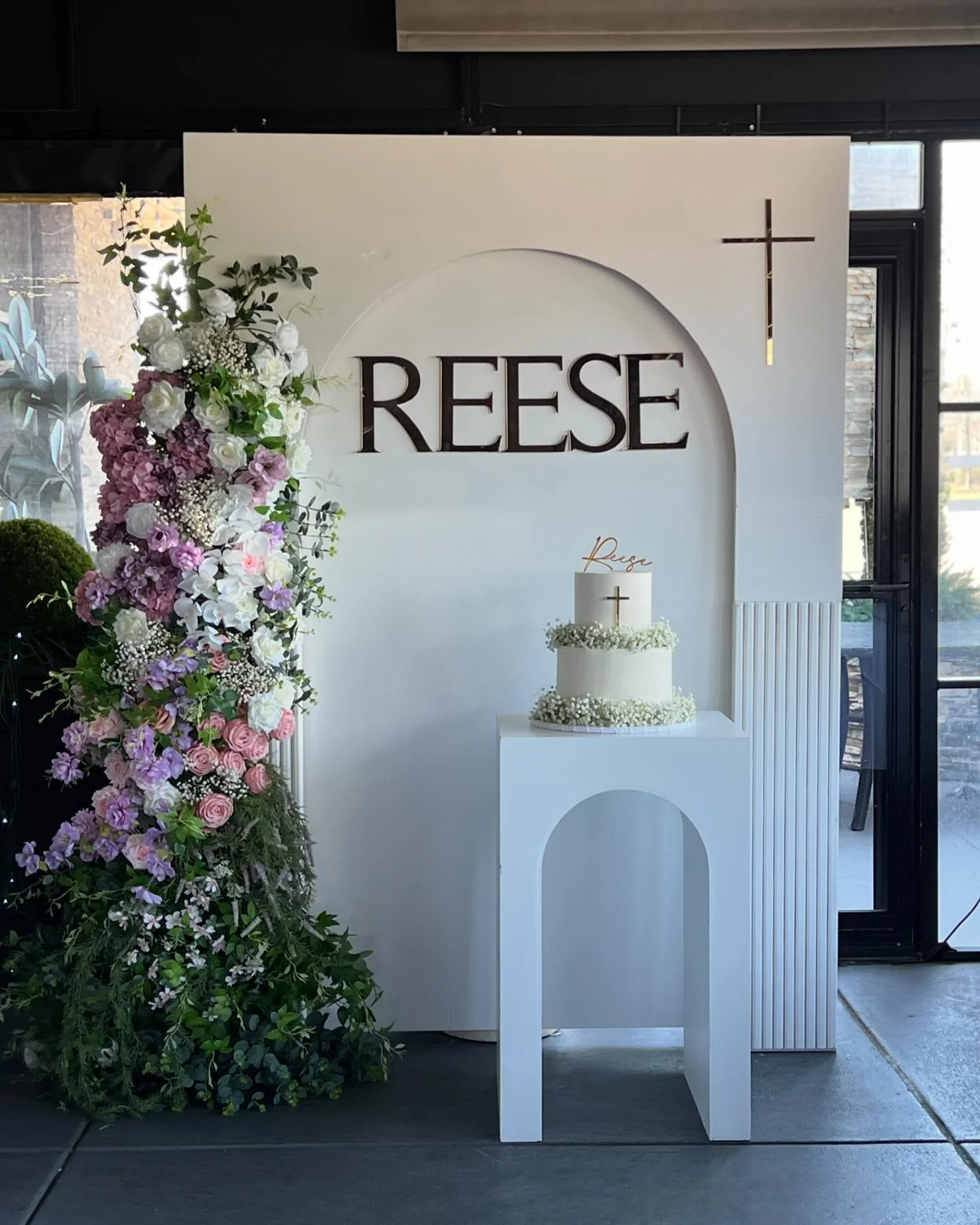 communion season is here 🤍 36 inch REESE name sign and cross decal in mirrored gold 

Backdrop cake stand set up and florals all done by @luxeeventsdetroit