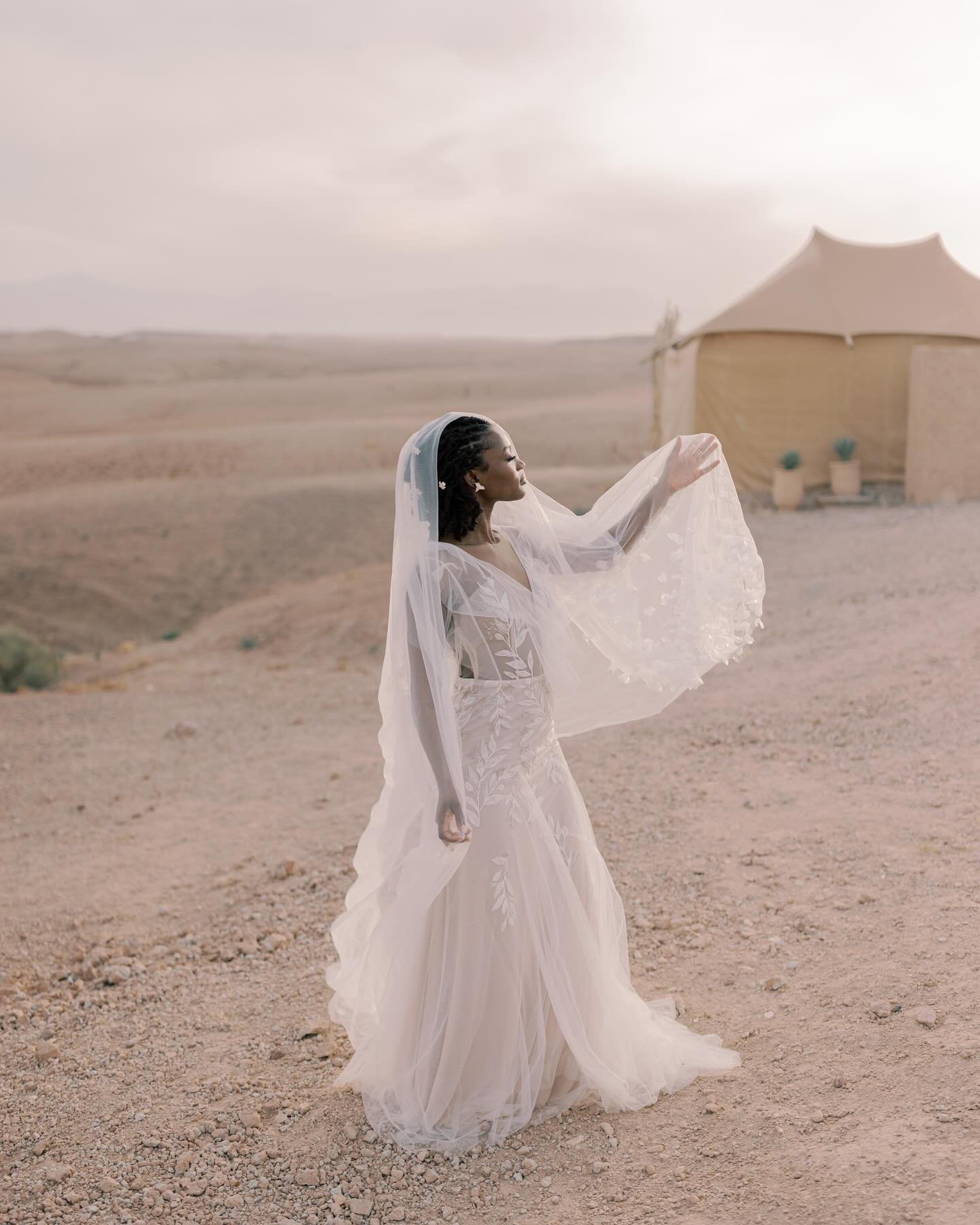 Just for today, simply feel, be present... #agafay #agafaydesert #agafayluxurycamp #marrakech🇲🇦 #marrakechwedding #marrakechweddingphotographer #morocco #voguewedding #destinationwedding #desert #feelings #lookslikefilm #junebug #weddings #desertwe