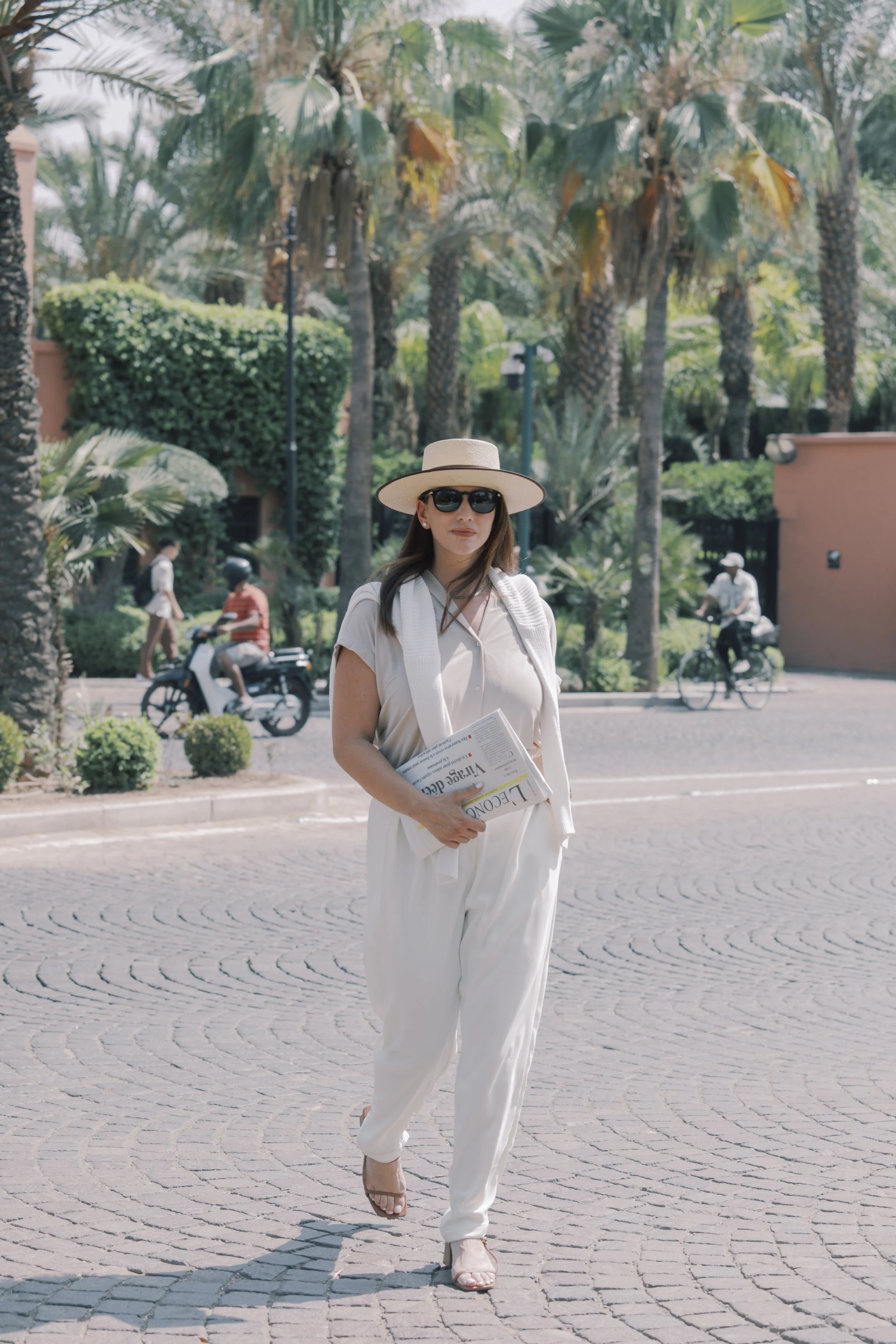 The Art of Elegance: How to Look Effortlessly Refined in Photographs