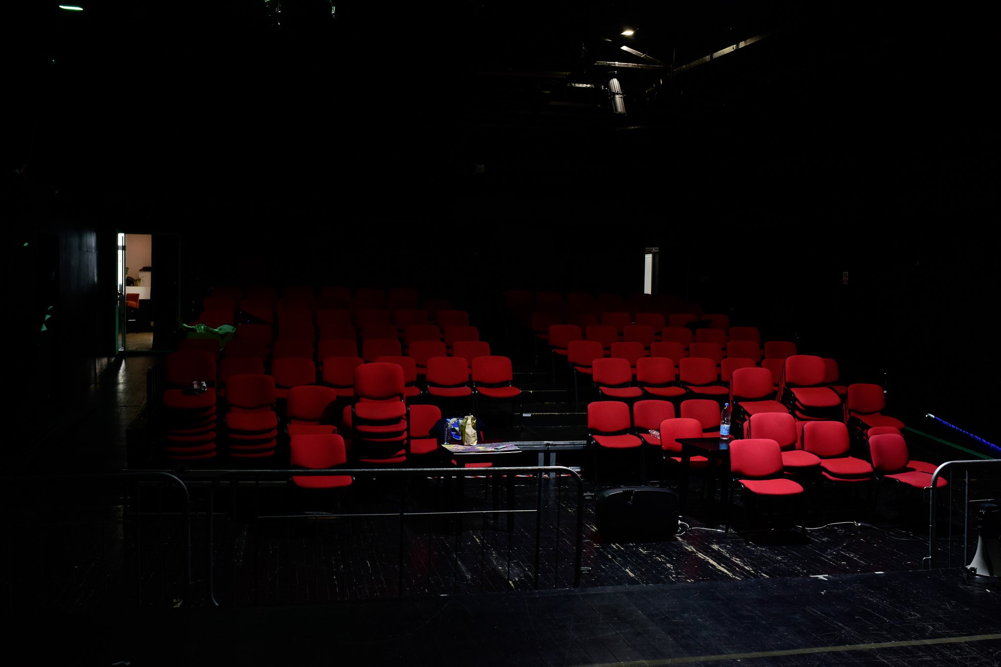 Empty auditorium of the Sarajevo War Theatre (SARTR).
Born as a spontaneous street theatre during the siege of Sarajevo, SARTR later became an established public institution and continues to operate today as part of the city’s cultural life.