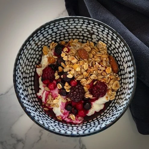 Kwark met granola en warm fruit