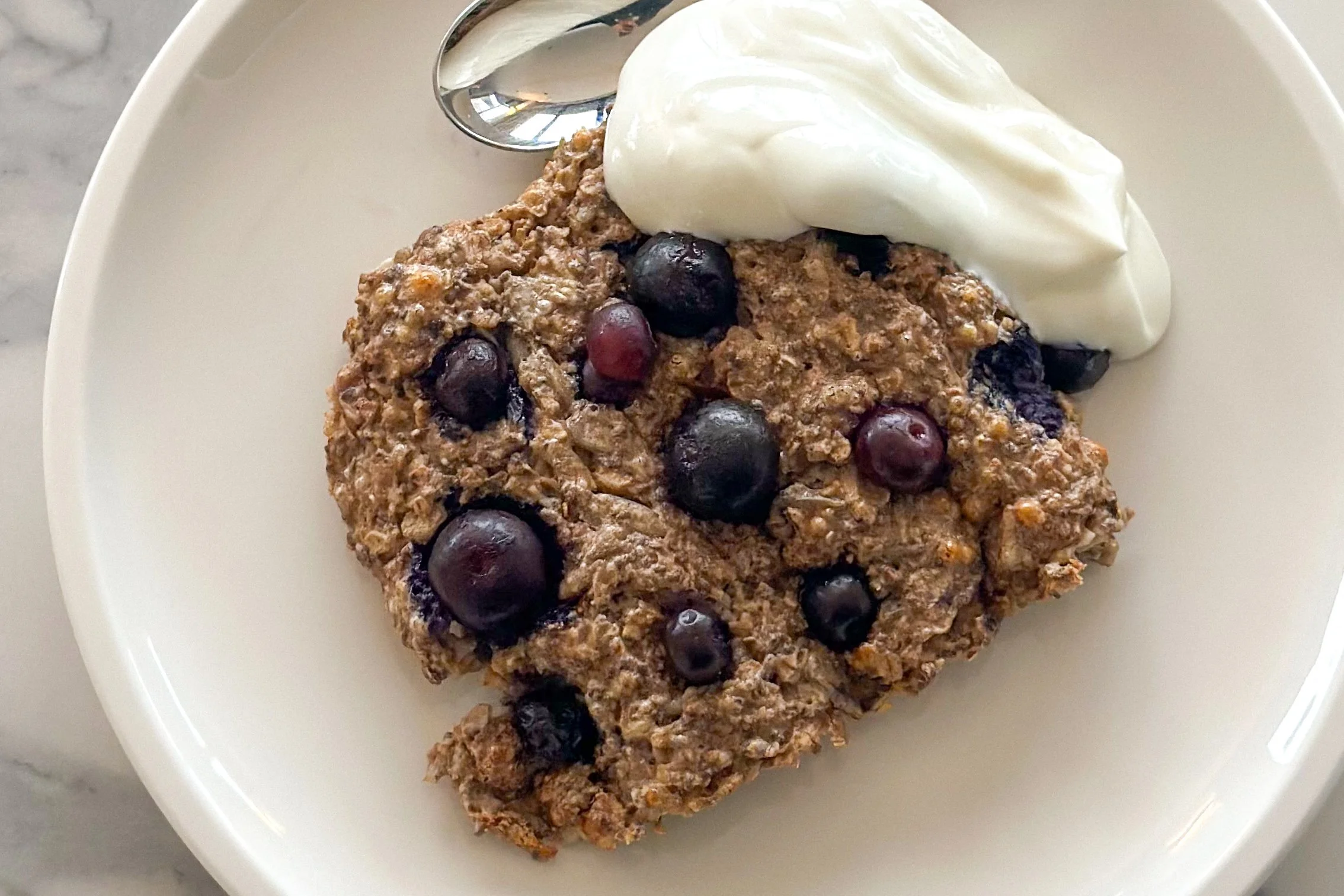 Ovenbaked Oats met blauwe bessen