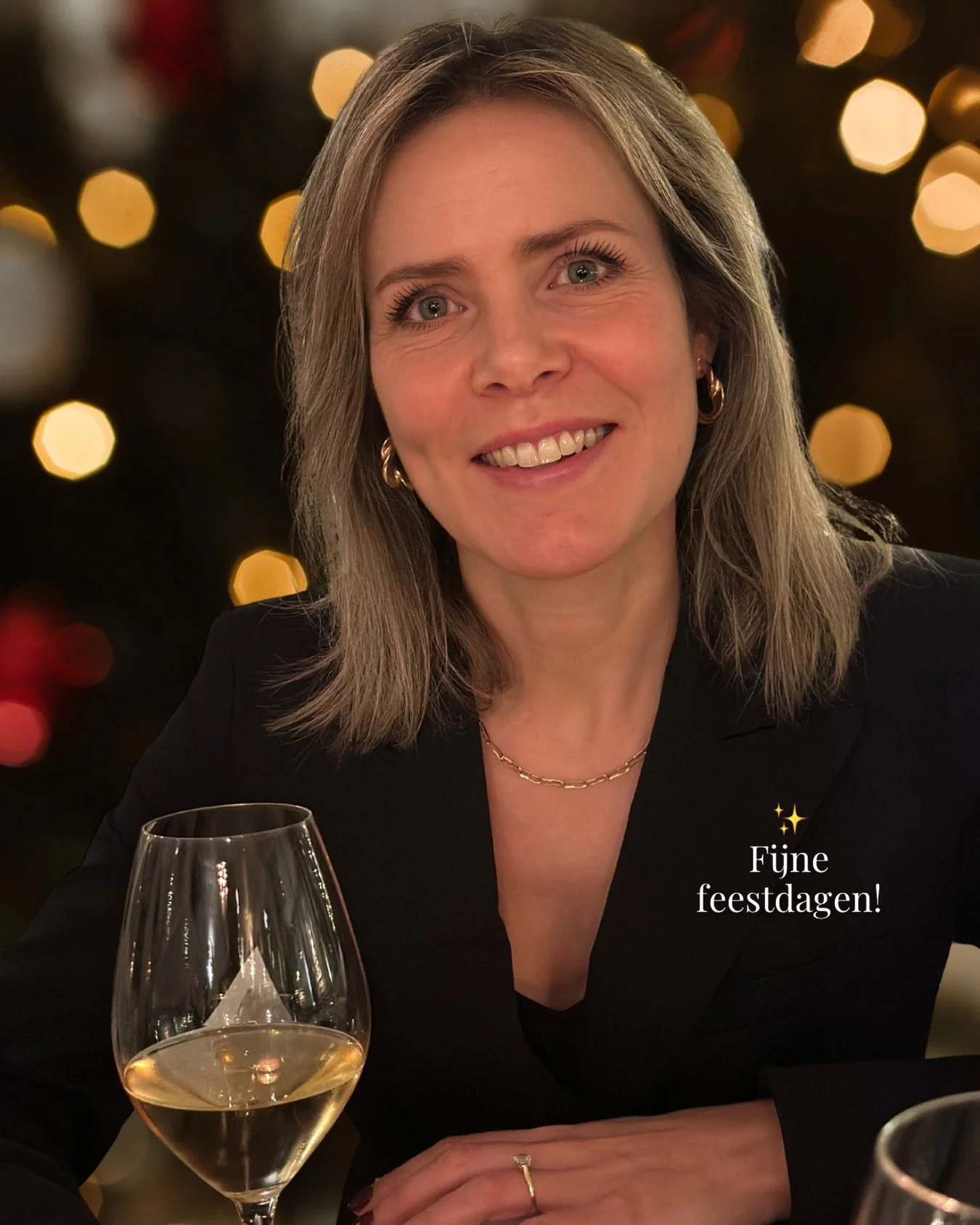 Ik wens jullie heel fijne feestdagen!🎄💫

Geniet van al het lekkers 🥧🍨🍷, &eacute;n blijf vooral lekker in beweging. Het is koud buiten, maar voordeel: kou activeert bruin vet, je verbrandingsmotortje. Kou = calorie&euml;n verbranden. Dus #tipvanf