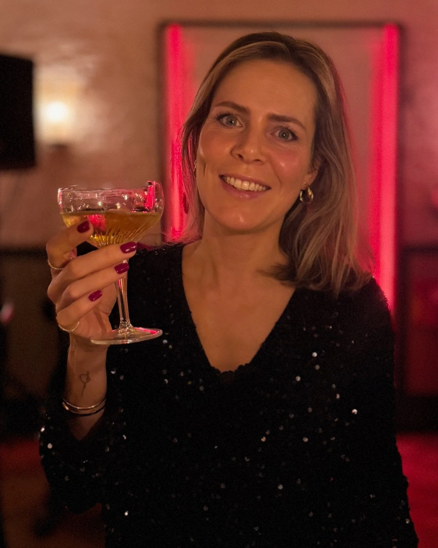 Proosten op een gezond 2026, met een glas alcohol in je hand, krom of niet?

Ik geniet ervan, een glas wijn of &lsquo;bubbels&rsquo;, maar ik kan er steeds slechter tegen. Wijn bij de lunch maakt me loom de rest van de middag, wijn in de avond bezorg
