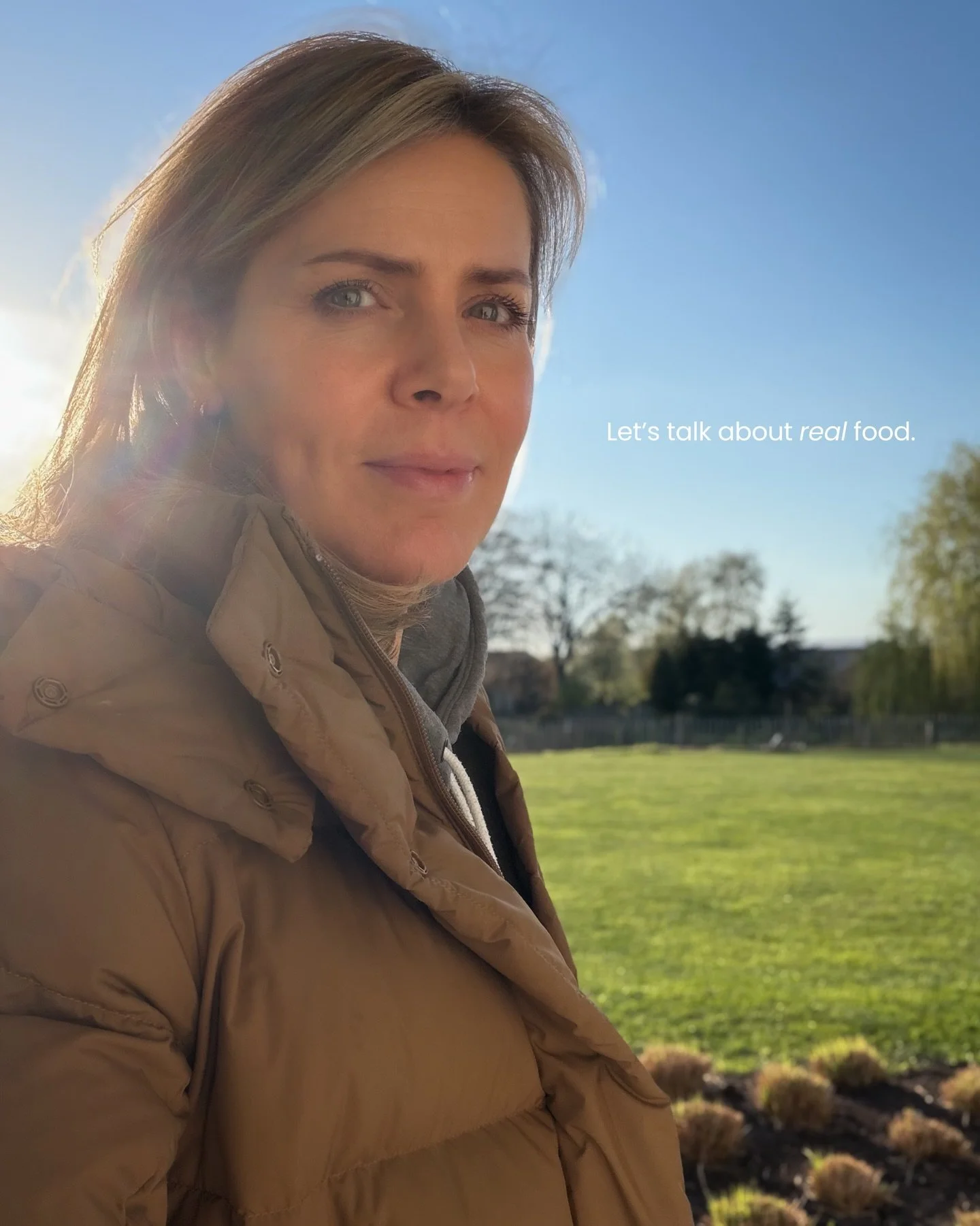 Een boterham met hagelslag is geen lunch. Het is een toetje.

En toch is het normaal geworden.

Net als vruchtensap bij het ontbijt.
Suikerrijke granola door de yoghurt.
Ultrabewerkte mueslirepen.
Mierzoete vruchtenyoghurt.

Dit is geen voeding, dit 