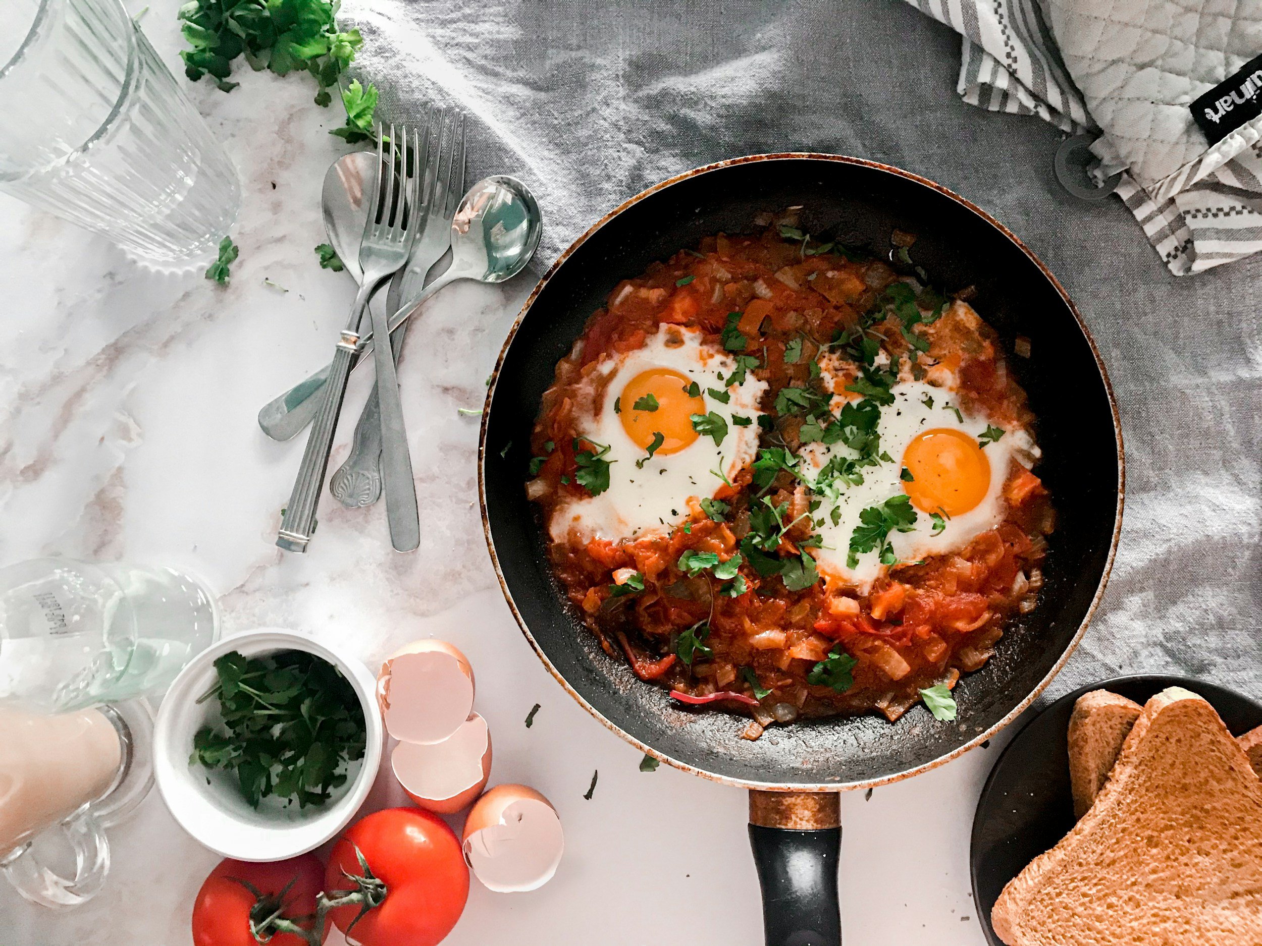 Shakshuka met zalm en spinazie