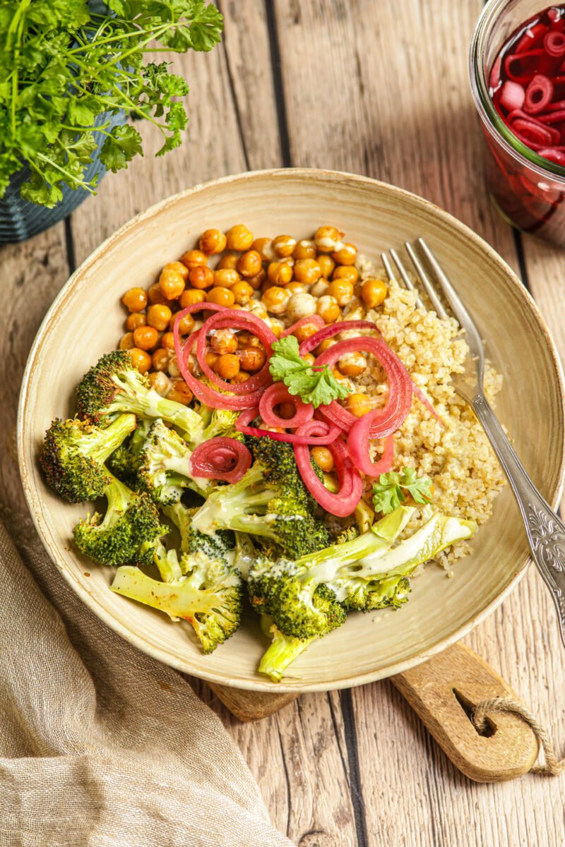 Quinoa Bowl met Geroosterde Broccoli en Kikkererwten