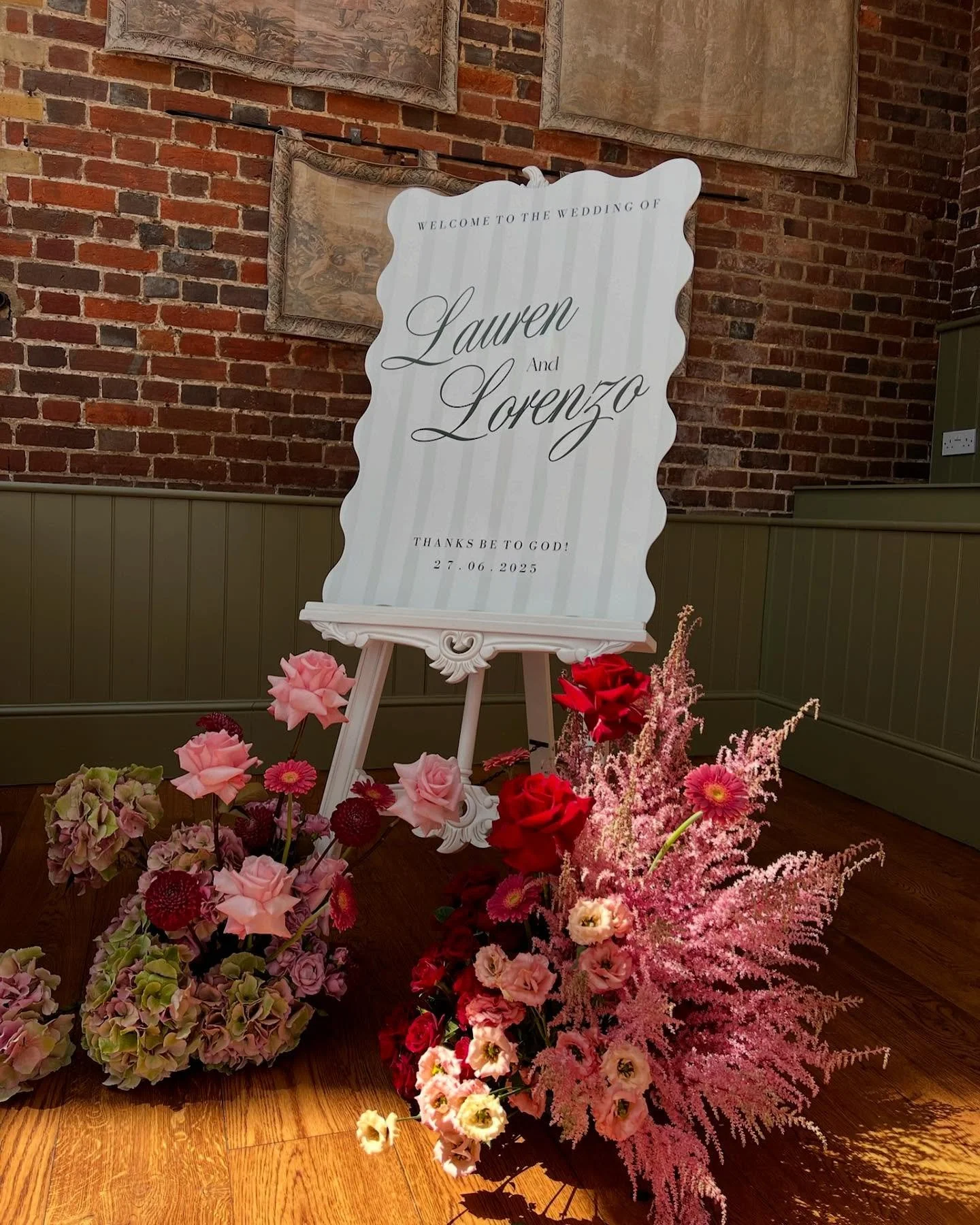 Wedding signage flowers might not be the first thing on your list when you come to planning your wedding flowers&hellip; but trust us, they make a serious impression! ❤️

They&rsquo;re one of the first things your guests see, setting the tone, introd