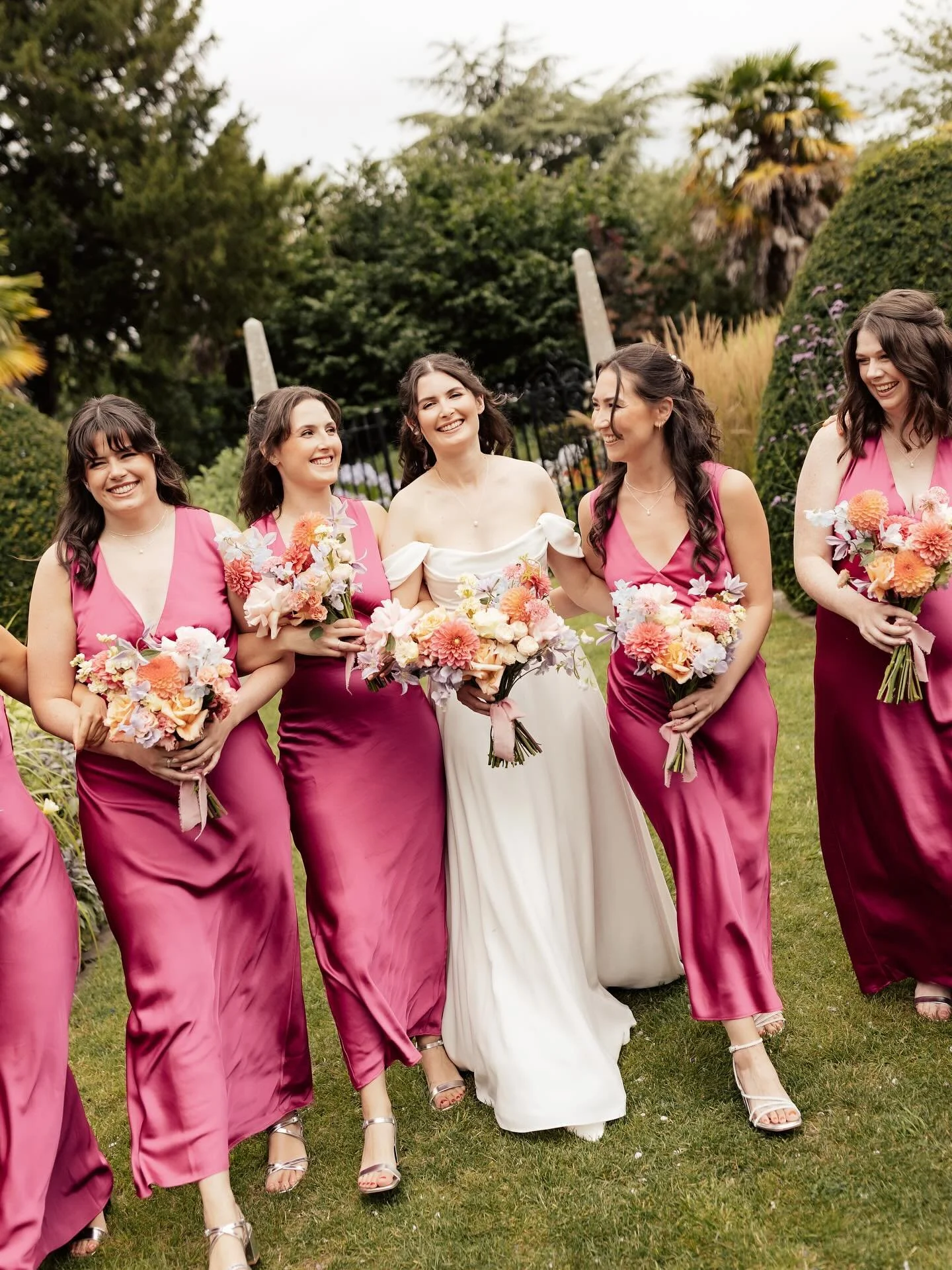 Previews from S&amp;B&rsquo;s beautiful day at @chapelhouseestate shot by the talented @alextentersphotography 
🌸🌼🌸🌼🌸🌼 

Adore the last image of the newly weds snapping a pic in their welcome sign mirror 📸🥹
.
.
.
.
.
#weddingflorist #wedding 