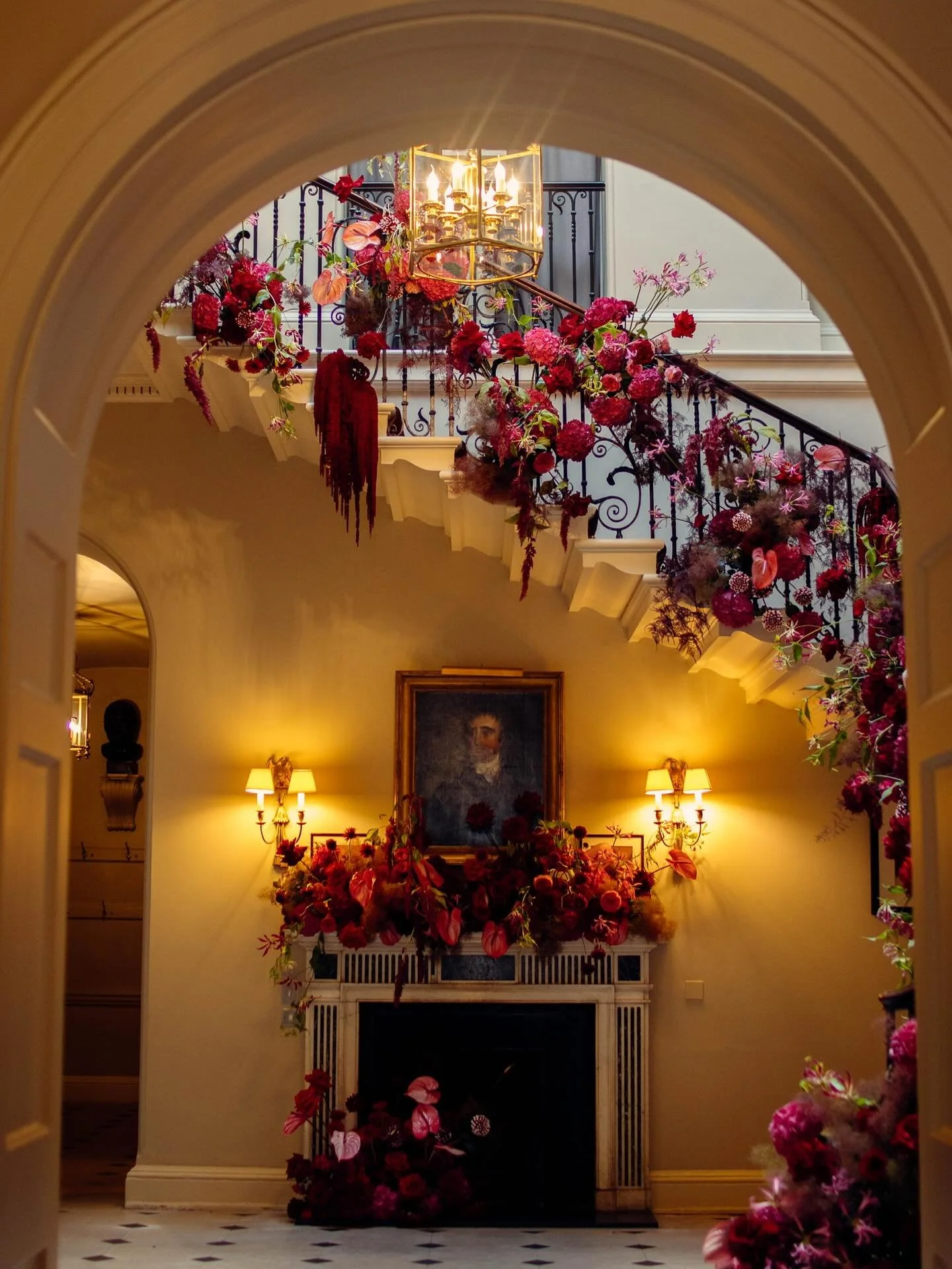 A statement entrance 🌹✨ 

Our couple E&amp;F knew they wanted a dramatic entrance to their reception at Brooks&rsquo;s and as guests walked in they wanted them to be WOWed! This space also became the dance floor in the evening so the flowers were en