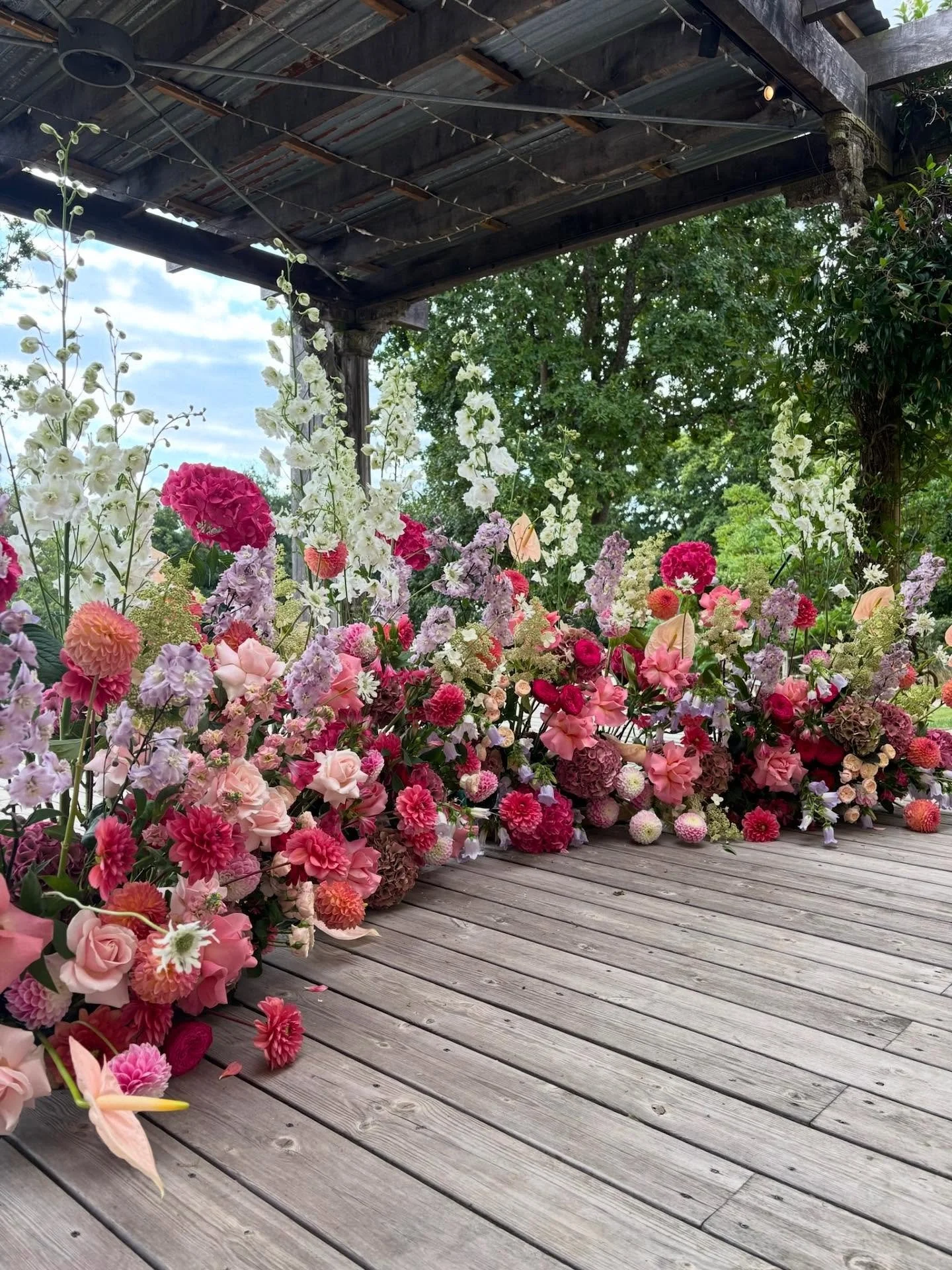 Creating that &lsquo;moment&rsquo; 💞✨ 

So much more to share from this gorgeous wedding but it wouldn&rsquo;t of been possible without the help from the lovely @thesundayfloralstudio 🤍✨ 

We&rsquo;re absolutely in love with the beautiful grounds o